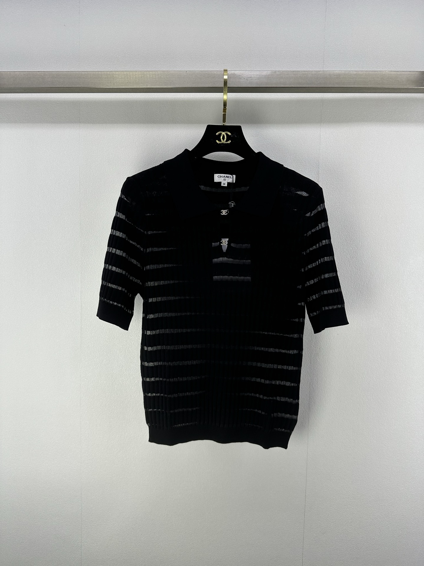 NO:420878,New details on CHANE* 25 New summer hollow lapel short sleeves. Chanel, heavy craftsmanship hollow woven short sleeves. Edge wrapping, luxurious and high-end temperament. Original custom invisible metal hook buckle design, versatile style, not picky and fashionable and high-end!  What a gentle short-sleeved sleeve. Both the style and the fabric are very textured, like moonlight, white, so clear. The heroine of the gentle French movie is the visual feeling. The crochet is beautiful and romantic~ The customized yarn is delicate and texture is super awesome!  Sweet girl with elegant temperament ~ healing high appearance, 3 colors and 3 codes SML, chanel, chanel, T-shirt, alexander wang19860909CHANE*上新细节 25 夏季新款镂空翻领短袖 人间香奈儿,重工艺镂空编织短袖.包边工艺,气质奢华又高级.原版定制隐形金属勾扣设计,收口版型百搭不挑人时髦又高级！好温柔的短袖.无论是版型还是面料都很有质感 如月光般的白色好有清透感 温柔法式电影女主即视感 钩织唯美浪漫～定制的纱线细腻质感超级棒！气质优雅的甜美少女～治愈系高颜值, 3色3码SML,,chanel,chanel,T-shirt,alexander wang,Women's clothing