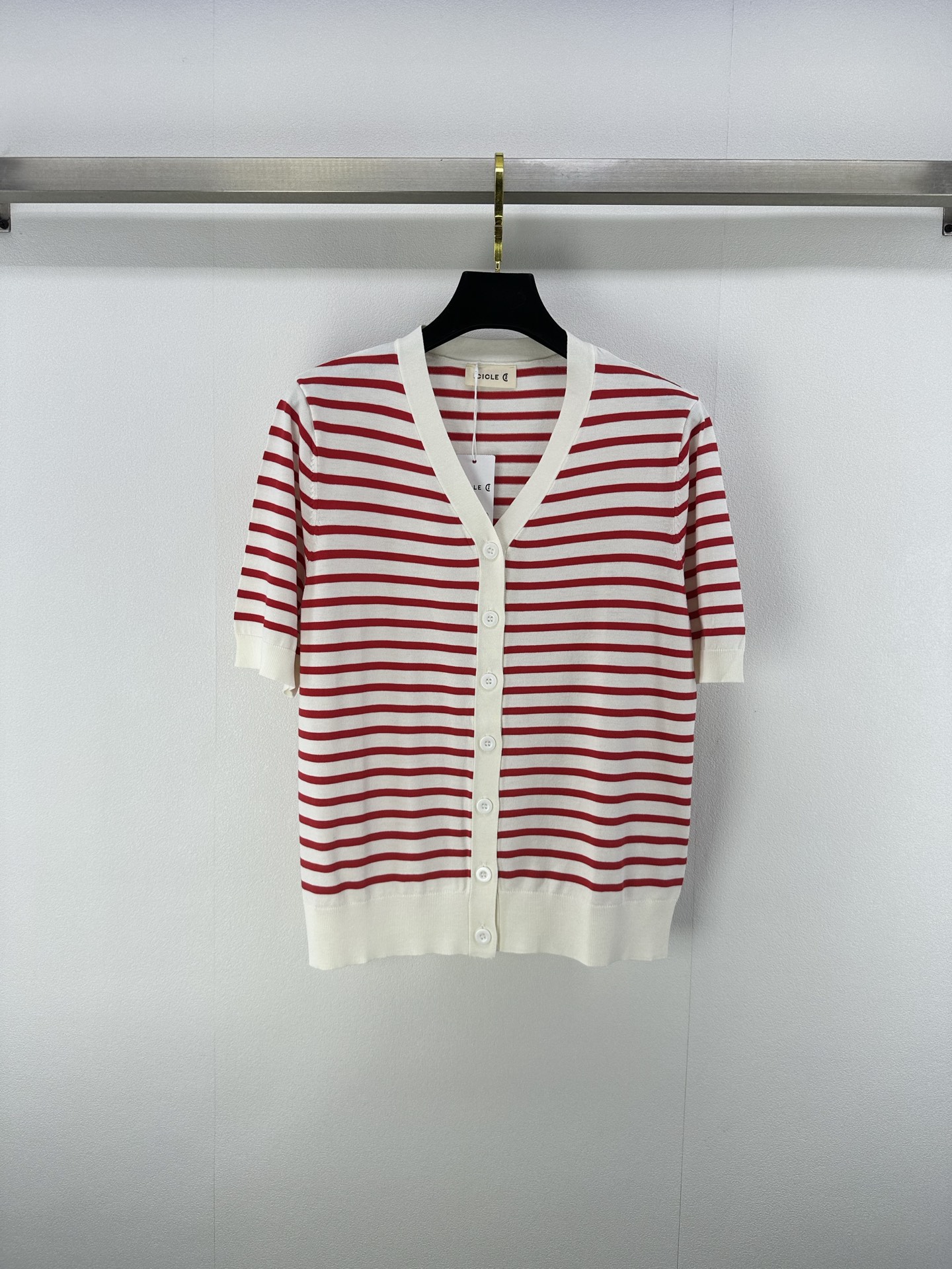 NO:420888,icicl *New Details 25 Spring and Summer Latest Striped Knitted Short Sleeve Cardigan!  Customized Tennis yarn woven, soft and skin-friendly, comfortable and stylish V-neck short-sleeved cardigan style, appropriate neckline reveals skin, beautify the proportion of head and shoulders, make the big body, two-color stripes collide, strong retro style, regular style highlights the figure, playful, age-reducing, and easy to control when traveling or gatherings!  2 color 3 code SML, T-shirt, alexander wang19860909icicl *上新细节 25 春夏最新条纹针织短袖开衫！定制天丝纱线织造 柔软亲肤 舒适有型 v领短袖开衫版型 领口恰当露肤 美化头肩比例更显瘦 大身双色条纹碰撞 复古风格强烈 常规版型突显身材 俏皮减龄显白 日常出行或轻松聚会轻松驾驭！ 2色3码SML,,T-shirt,alexander wang,Women's clothing