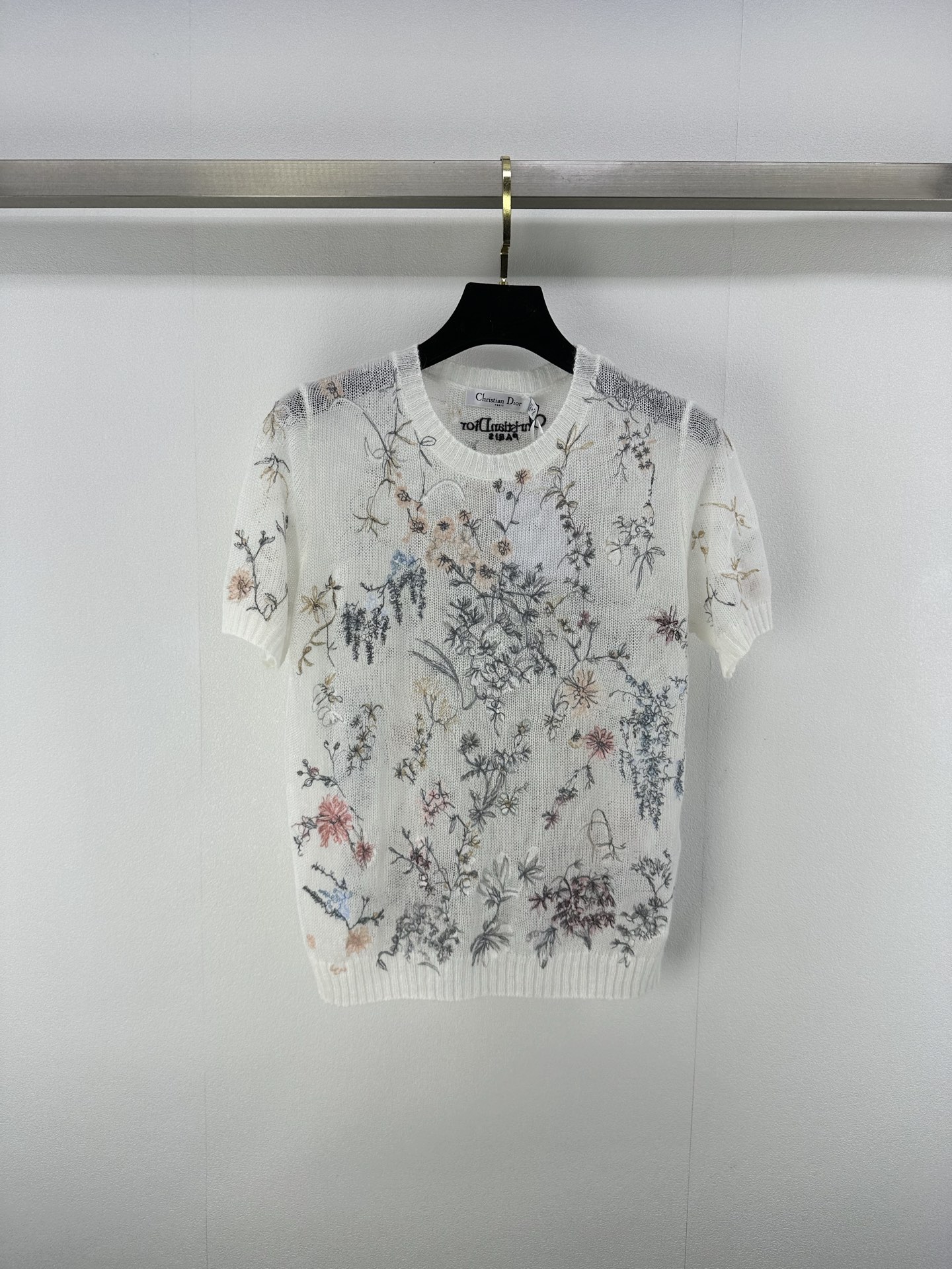 NO:420834,New details on Dio* 25 Spring and summer new round neck embroidered floral short sleeves breathable and comfortable, full texture. Regular short sleeve cut highlights the brand's style. The whole body is full of stamped branches and leaves, floral forest style natural style patterns to create a unique style that is casual and casual. The letter logo on the back makes the brand's high-end design feel full!  1 color 3 code SML, dior, T-shirt, alexander wang19860909Dio*上新细节 25 春夏新款圆领刺绣花卉短袖 透气舒适 质感十足 常规短袖裁剪 凸显品牌格调 通体满印枝叶花森系自然风格图案 打造仙气中不失休闲的个性风格 后背字母徽标让品牌高级设计感拉满！ 1色3码SML,,dior,T-shirt,alexander wang,Women's clothing