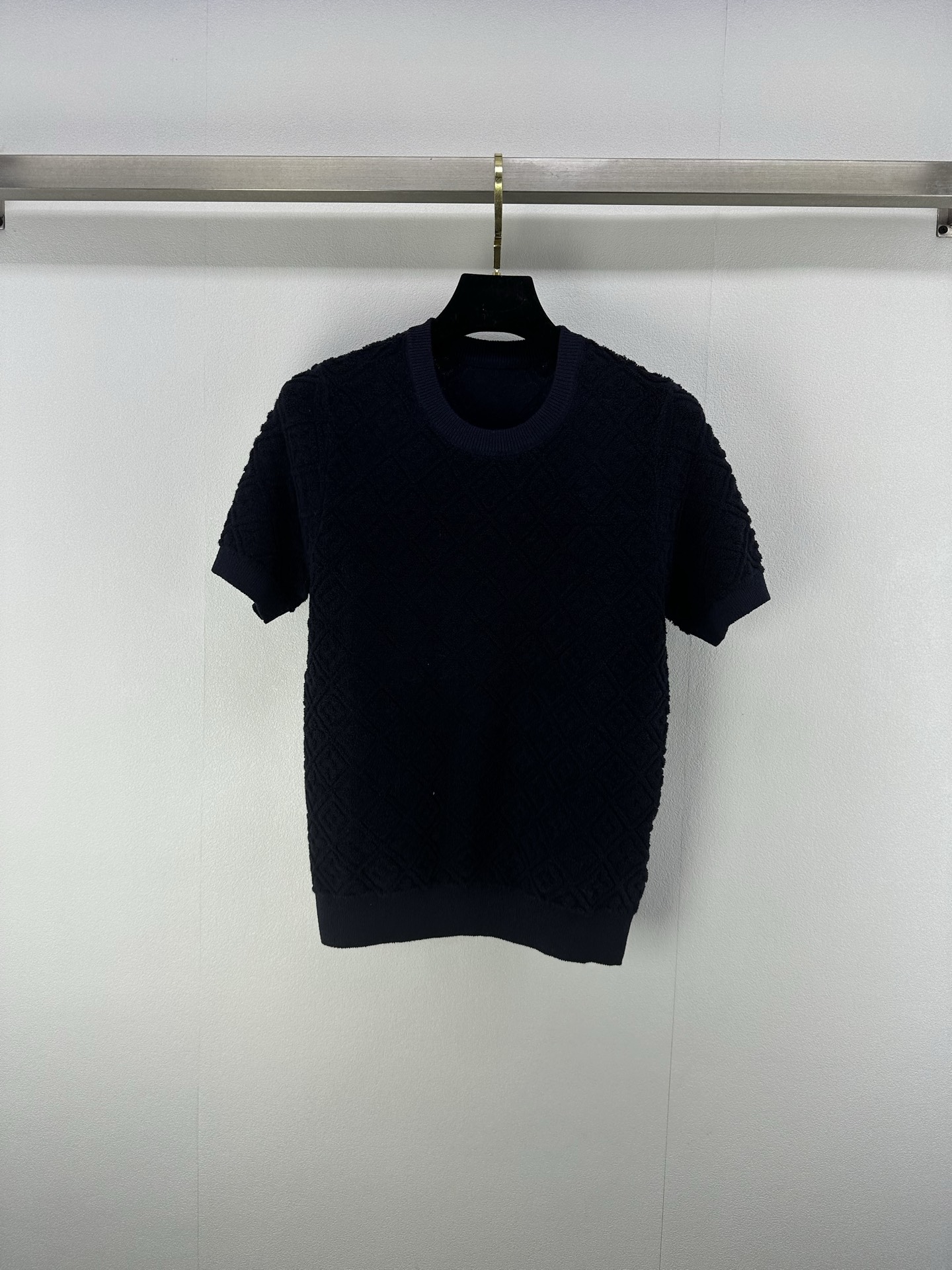 NO:422849,Lv *New details 25 Spring and summer latest series of relief short-sleeved knitted knits!  Custom imported wool knitted material, soft, comfortable and elastic, narrow hem thread edge-covered design, adding layered texture to the body, the whole body is decorated with four-leaf clover letter jacquard pattern, highlighting the brand tone, collide with old money style elements, round neck short-sleeved top cut, regular style to accommodate the figure, loose and fashionable outfit!  2 color 3 code SML, louis vuitton, T-shirt, alexander wang19860909Lv *上新细节 25 春夏最新系浮雕短袖针织！定制进口羊毛针织材质 软糯舒适弹力 下摆螺纹包边收窄设计 增添造型层次感 大身通体饰以四叶草字母提花图案点缀 彰显品牌调性 碰撞出老钱风格元素 圆领短袖上衣剪裁 常规版型包容身材 穿搭松弛时髦！ 2色3码SML,,louis vuitton,T-shirt,alexander wang,Women's clothing