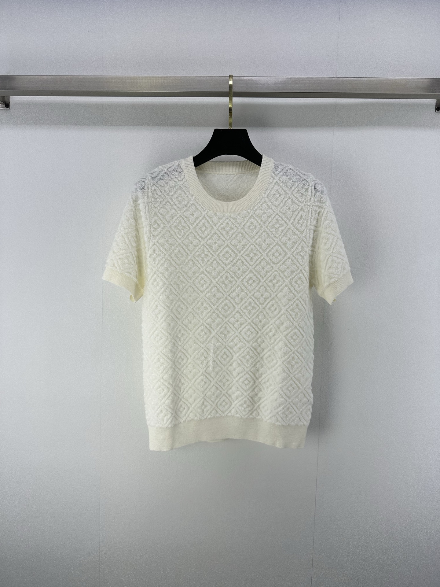 NO:422858,Lv *New details 25 Spring and summer latest series of relief short-sleeved knitted knits!  Custom imported wool knitted material, soft, comfortable and elastic, narrow hem thread edge-covered design, adding layered texture to the body, the whole body is decorated with four-leaf clover letter jacquard pattern, highlighting the brand tone, collide with old money style elements, round neck short-sleeved top cut, regular style to accommodate the figure, loose and fashionable outfit!  2 color 3 code SML, louis vuitton, T-shirt, alexander wang19860909Lv *上新细节 25 春夏最新系浮雕短袖针织！定制进口羊毛针织材质 软糯舒适弹力 下摆螺纹包边收窄设计 增添造型层次感 大身通体饰以四叶草字母提花图案点缀 彰显品牌调性 碰撞出老钱风格元素 圆领短袖上衣剪裁 常规版型包容身材 穿搭松弛时髦！ 2色3码SML,,louis vuitton,T-shirt,alexander wang,Women's clothing