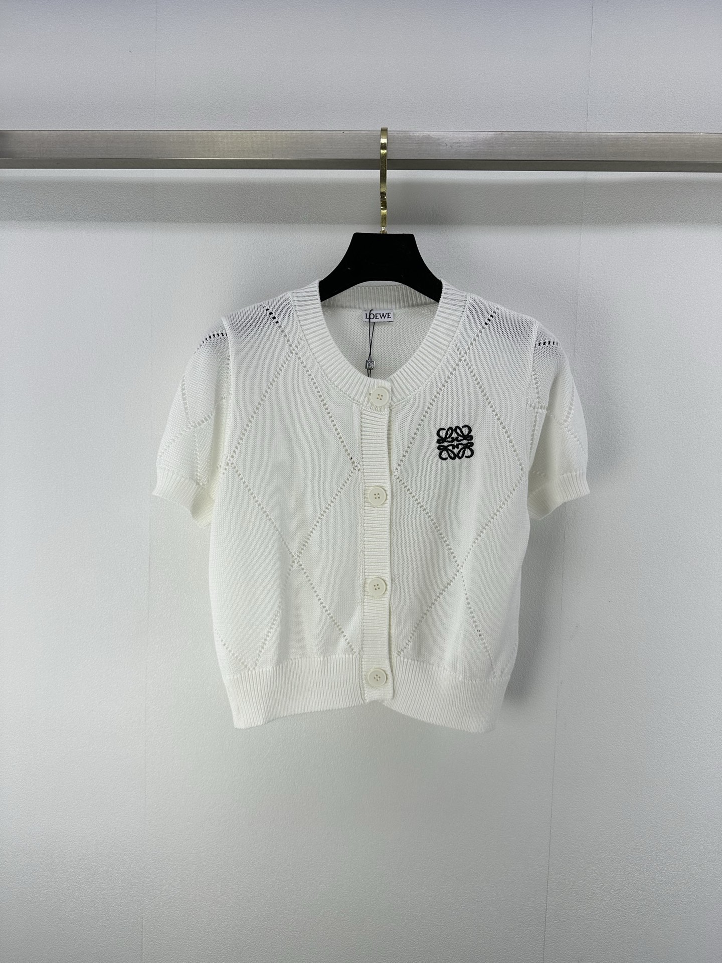 NO:420813,loew* new details 25 Summer new round neck cardigan short sleeves exquisite hollow weaving is an ingenious artistic expression. Make clothes lively and vivid in light of light and shadow, inject vitality into simple design, breaking monotony, lighting up the overall shape logo logo logo is low-key and eye-catching, and is a symbol of quality and style. 2 colors and 3 codes SML, loewe, T-shirt, alexander wang19860909loew*上新 细节 25 夏季新款圆领开衫短袖 精致镂空编织 是匠心独运的艺术表达 让衣物在光影间灵动生姿 为简约设计注入活力 打破单调 点亮整体造型徽标logo标识低调而醒目 是品质与格调的象征 2色3码SML,,loewe,T-shirt,alexander wang,Women's clothing