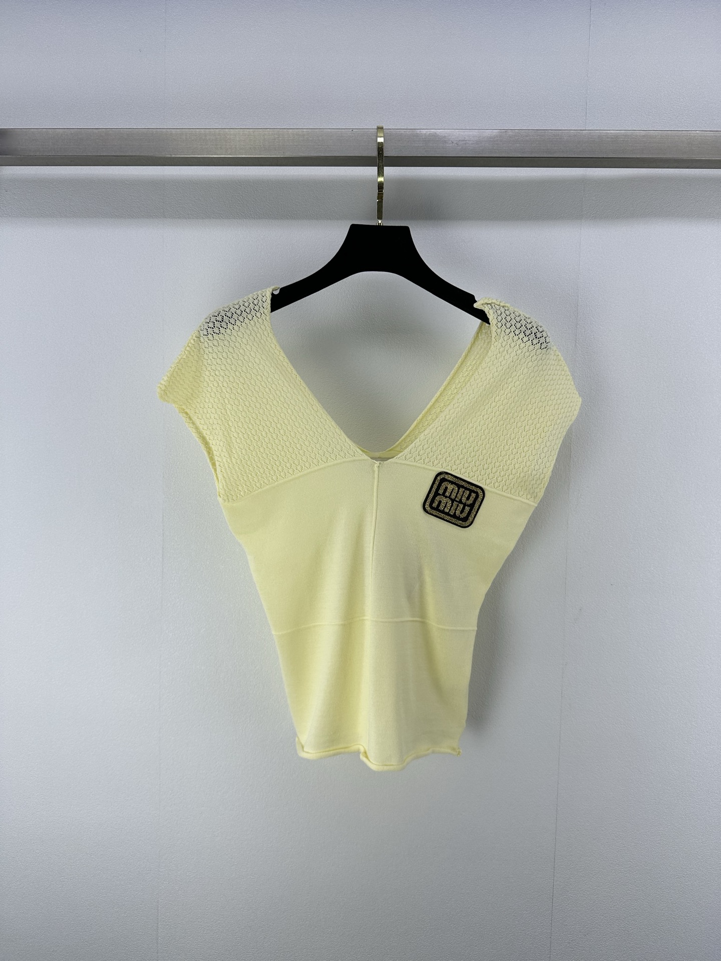NO:420824,Miu I* new details 25 New summer v-neck vest custom YB mercerated wool yarn weaving high-quality texture breathable and comfortable knitted V-neck vest tailoring elastic and tighter and more refined outfit slimming outfit, fitting inclusive body, showing slack tone Contrast gold logo on the chest, highlighting the light luxury and fashionable temperament, can be worn alone, 3 colors and 3 codes SML,,miumiu,alexander wang19860909Miu I*上新细节 25 夏季新款v领背心 定制YB丝光羊毛纱线织造 质感高级 透气舒适 针织V领背心剪裁 弹性松紧更显精致 穿搭显瘦 版型包容身材 尽显松弛调性 胸前撞色金色徽标 凸显轻奢时髦气质 单穿叠穿均可 3色3码SML,,miumiu,alexander wang,Women's clothing