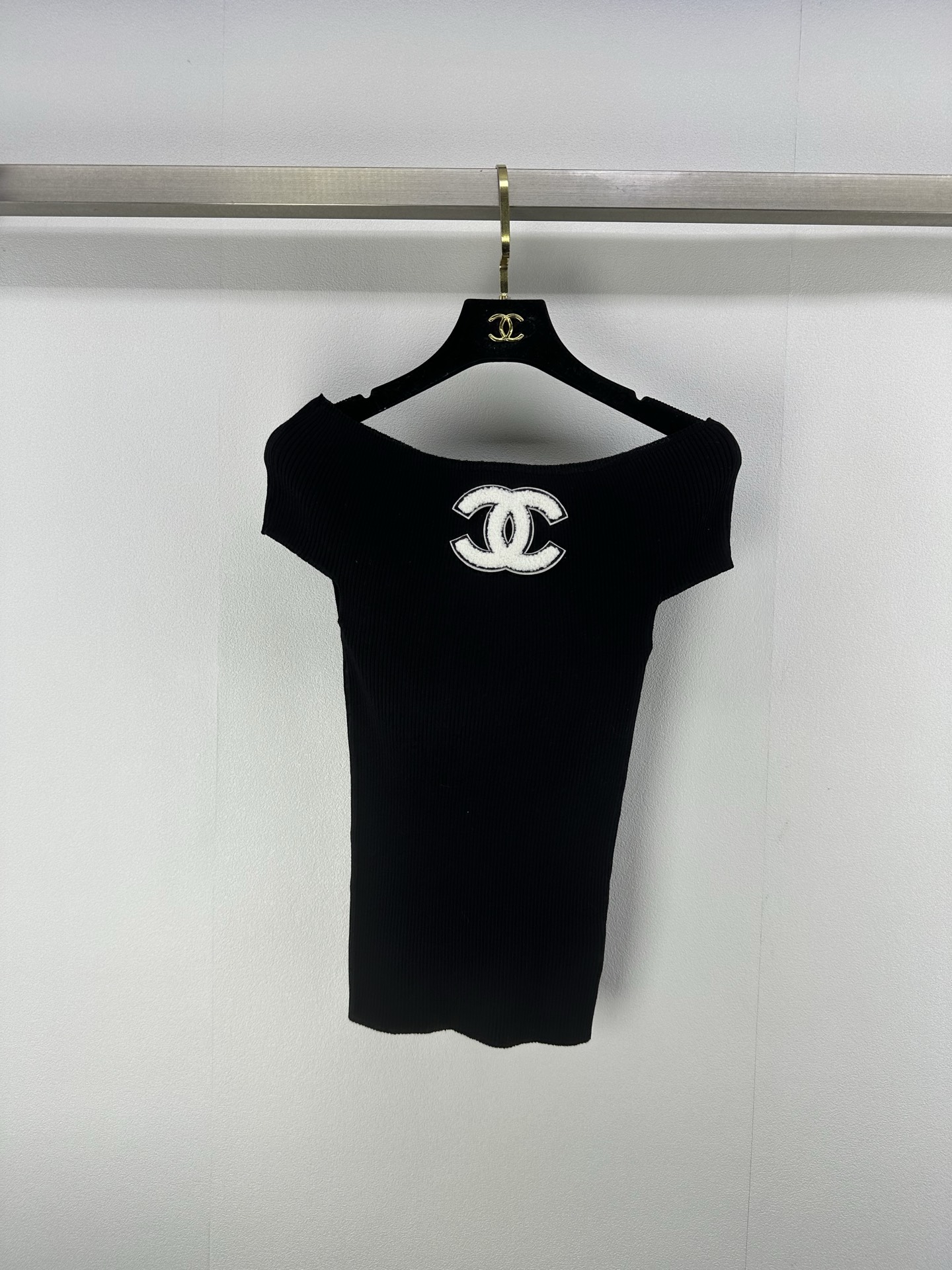 NO:424441,CHAN*L New Details 25 Spring and Summer Latest Series Solid Colors One-Shoulder Short Sleeves!  Striped dark texture, various ways to wear to show different charms!  One-shoulder pure style outfit, modify shoulder lines, and lengthen the face contour!  Elegant temperament and sweet girlishness!  Custom flocking logo decoration with a high-end feel!  3 color 3 code SML, chanel, T-shirt, alexander wang19860909CHAN*L 上新细节 25 春夏最新系列纯色系一字肩短袖！条纹暗纹纹理,多种穿法 展示不同魅力！一字肩纯欲风穿搭 修饰肩部线条 拉长脸部轮廓！气质优雅甜美少女感！定制植绒大logo装饰,自带高级感！ 3色3码SML,,chanel,T-shirt,alexander wang,Women's clothing