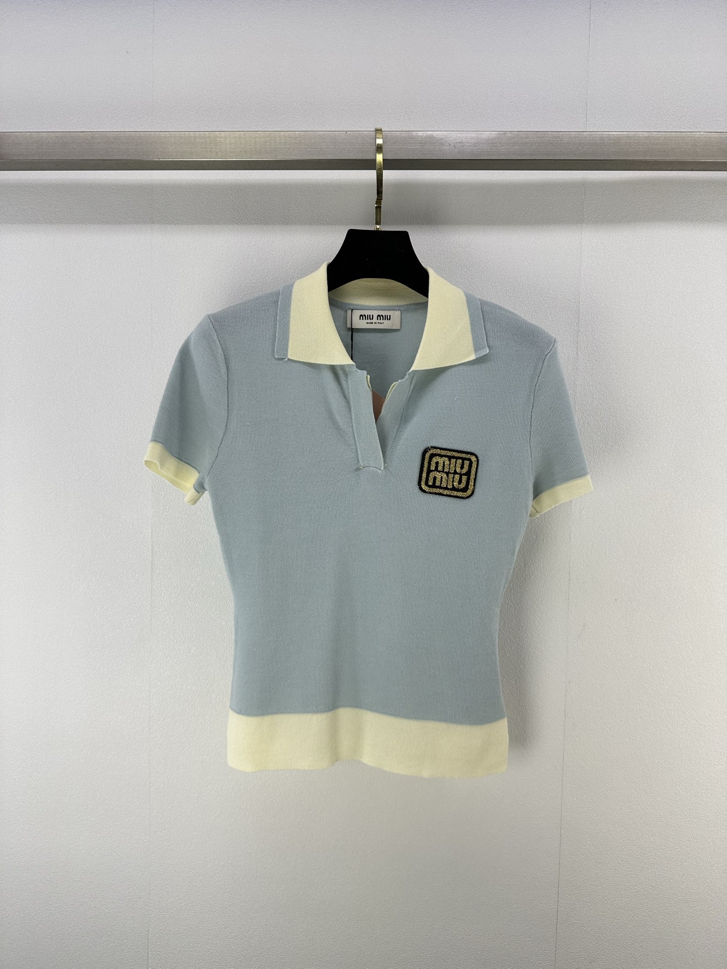 NO:420812,New details on MiuMi* 25 Spring and Summer Latest Lapel Knitted Short Sleeves!  Positioning logo, custom wool yarn weaving, high-quality texture, gloss and comfortable, knitted lapel half-pallet top cut, all-in-one using crochet texture to outline fine texture patterns, highlight the high-end feeling of outfits, and fully relaxed tone. The first choice for fashionable outfits in all seasons!  3 color 3 code SML, miumiu, T-shirt, alexander wang19860909MiuMi*上新细节 25 春夏最新翻领针织短袖！定位徽标logo 定制羊毛纱线织造 质感高级 光泽舒适 针织翻领半开襟上衣剪裁 通体利用钩针肌理交织 勾勒出细密纹理图案 凸显穿搭高级感 尽显松弛调性 四季时尚穿搭首选！ 3色3码SML,,miumiu,T-shirt,alexander wang,Women's clothing