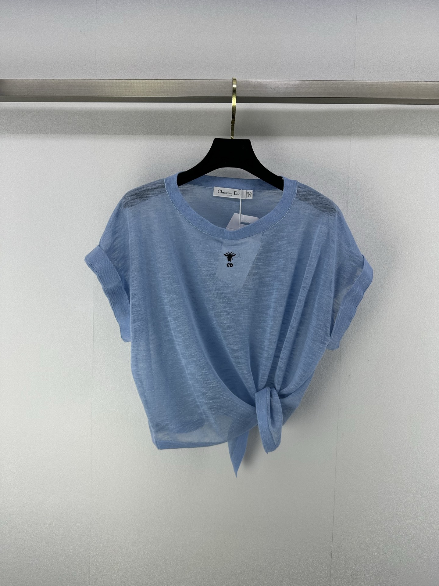 NO:420823,Dio *New details 25 New summer knitted knitted short sleeves Custom blended yarn weaving elastic and comfortable breathable and easy to wear Hem single-sided lace-up knot design Chest embroidered bee decoration Retro style Strong slim fit style Highlight body playful and age-reducing You can easily control your daily trip or party 3 colors 3 codes SML, dior, T-shirt, alexander wang19860909Dio *上新细节 25 夏季新款打结针织短袖 定制混纺纱线织造 弹力舒适 透气好穿 下摆单边系带打结设计 胸前刺绣小蜜蜂装饰 复古风格强烈 修身版型 突显身材 俏皮减龄 日常出行或聚会轻松驾驭 3色3码SML,,dior,T-shirt,alexander wang,Women's clothing