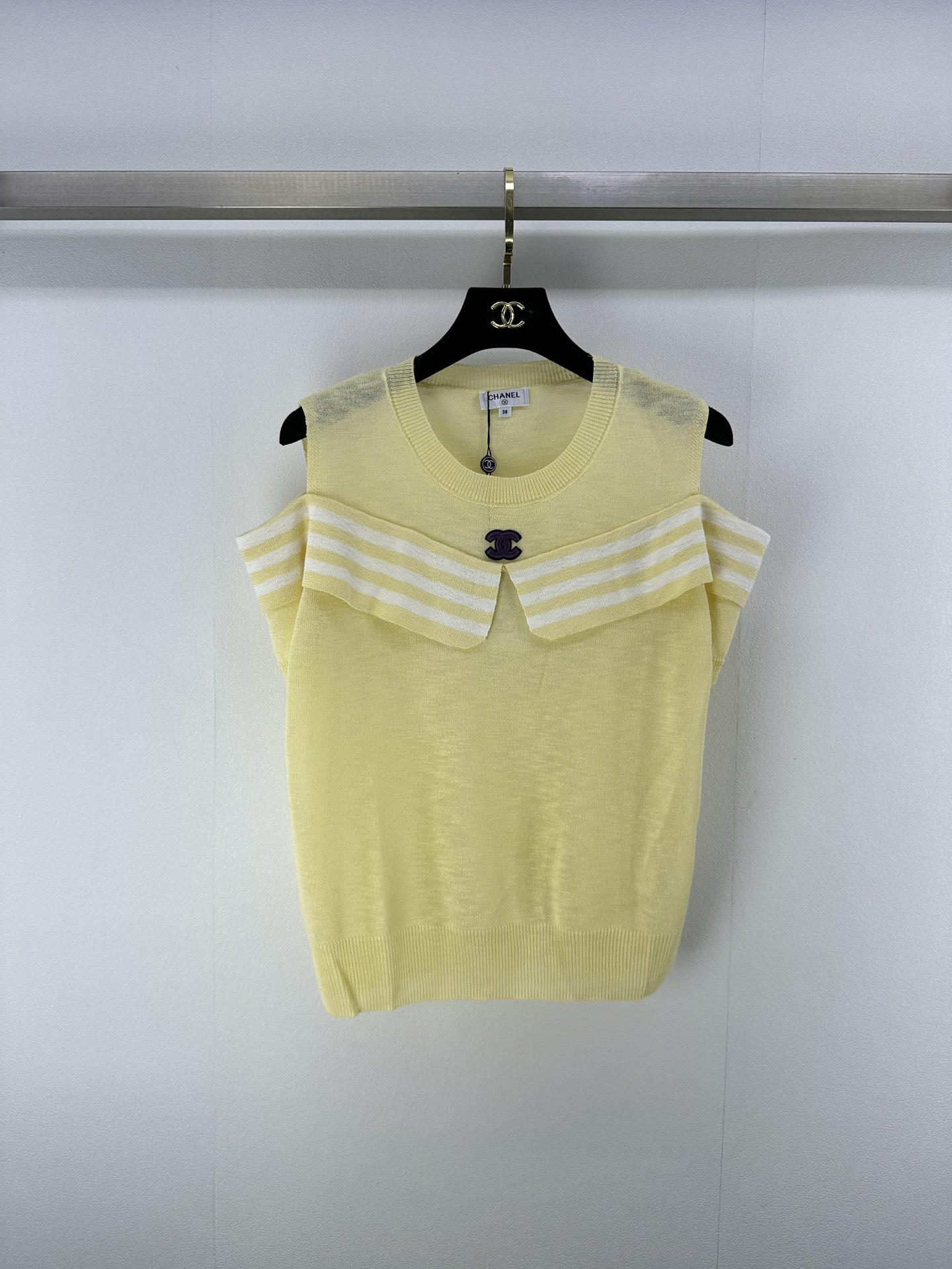 NO:420835,Chane* new details 25 New summer off-shoulder knitted short sleeves Customized YB imported knitted material Elastic and comfortable Off-shoulder contrasting small lapel short sleeves Highlights of charming collarbone Shining high-end body showing beautiful curves A must-have for slim fit and slimming 3 colors 3 size SML, chanel, T-shirt, alexander wang19860909Chane*上新细节 25 夏季新新款露肩针织短袖 定制YB进口针织材质 弹力舒适 露肩撞色小翻领短袖 凸显迷人锁骨 闪耀高级 上身尽显优美曲线 修身显瘦必备 3色3码SML,,chanel,T-shirt,alexander wang,Women's clothing