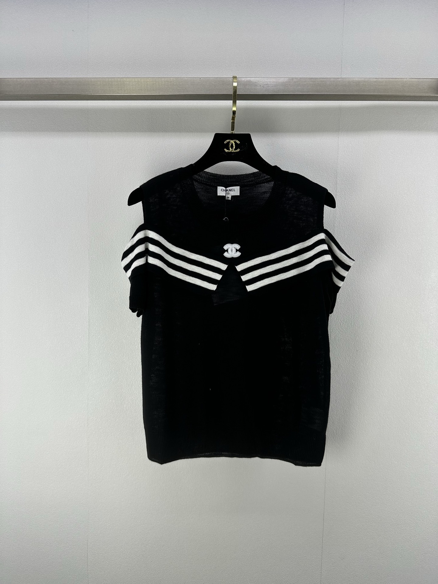 NO:420846,Chane* new details 25 New summer off-shoulder knitted short sleeves Customized YB imported knitted material Elastic and comfortable Off-shoulder contrasting small lapel short sleeves Highlights of charming collarbone Shining high-end body showing beautiful curves A must-have for slim fit and slimming 3 colors 3 size SML, chanel, T-shirt, alexander wang19860909Chane*上新细节 25 夏季新新款露肩针织短袖 定制YB进口针织材质 弹力舒适 露肩撞色小翻领短袖 凸显迷人锁骨 闪耀高级 上身尽显优美曲线 修身显瘦必备 3色3码SML,,chanel,T-shirt,alexander wang,Women's clothing