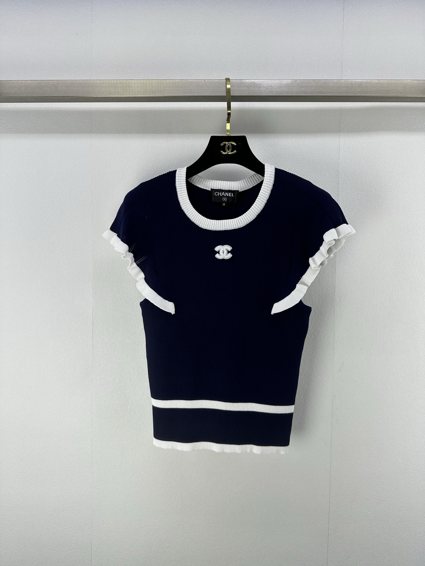 NO:420855,Chane* New details 25 Summer new three-dimensional double C spliced ​​contrasting ruffled vest!  Naughty girlish temperament!  The style is not picky about others and looks slim!  A must-have versatile artifact for white, rich and beautiful women!  The imported blended yarn has a delicate texture and awesome texture!  3 color 3 code SML, chanel, alexander wang19860909Chane* 上新细节 25 夏季新款立体双C拼接撞色荷叶边背心！又调皮的少女气质！版型不挑人上身巨显瘦！白富美必备百搭神器！进口混纺纱线细腻质感超赞！ 3色3码SML,,chanel,alexander wang,Women's clothing