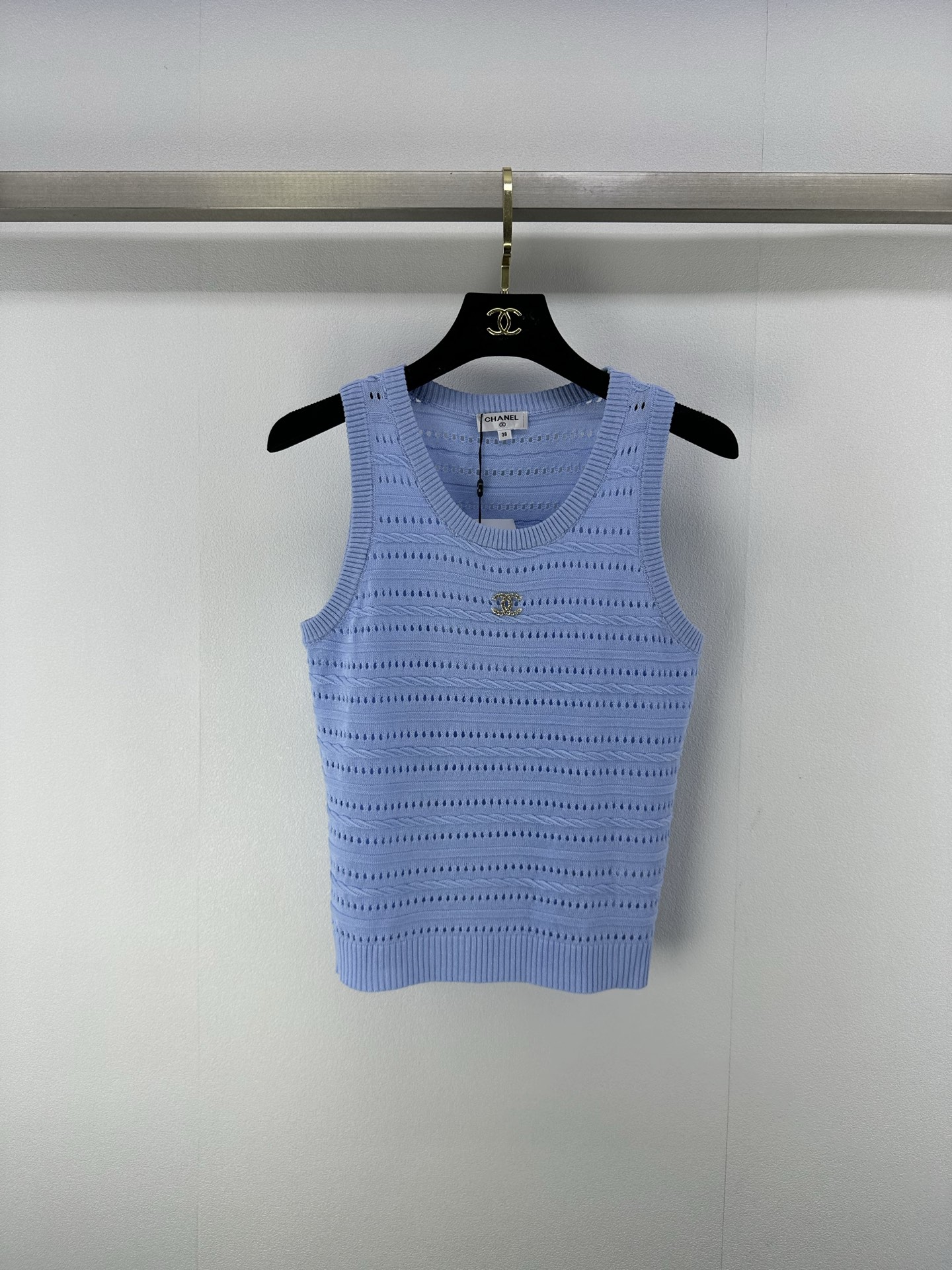 NO:420867,.165CHANE* New Details 25 Spring and Summer Latest Hollow Knitted Vest!  Customized wool yarn weaving, high-quality texture and breathable. Knitted vest top cut. The whole body uses fine crochet texture to outline the hollow pattern to highlight the high-end feeling of outfit. The slightly transparent design makes it look slimmer and shows the slack tone. The double C logo on the chest highlights the light luxury and fashionable temperament!  2 colors 3 codes SML, chanel, alexander wang19860909.165CHANE* 上新细节 25 春夏最新镂空针织背心！定制羊毛纱线织造 质感高级透气 针织背心上衣剪裁 通体利用细密钩针肌理 勾勒出镂空花纹图案 凸显穿搭高级感 微透设计更显瘦 尽显松弛调性 胸前双C徽标 凸显轻奢时髦气质！ 2色3码SML,,chanel,alexander wang,Women's clothing