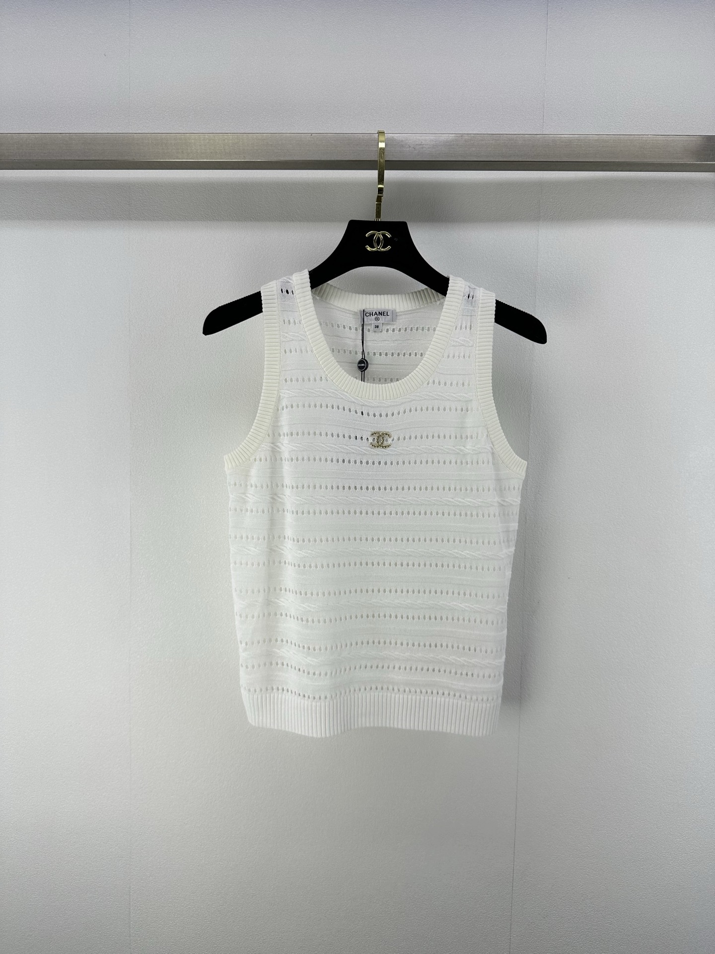 NO:420877,CHANE* New Details 25 Spring and Summer Latest Hollow Knitted Vest!  Customized wool yarn weaving, high-quality texture and breathable. Knitted vest top cut. The whole body uses fine crochet texture to outline the hollow pattern to highlight the high-end feeling of outfit. The slightly transparent design makes it look slimmer and shows the slack tone. The double C logo on the chest highlights the light luxury and fashionable temperament!  2 colors 3 codes SML, chanel, alexander wang19860909CHANE* 上新细节 25 春夏最新镂空针织背心！定制羊毛纱线织造 质感高级透气 针织背心上衣剪裁 通体利用细密钩针肌理 勾勒出镂空花纹图案 凸显穿搭高级感 微透设计更显瘦 尽显松弛调性 胸前双C徽标 凸显轻奢时髦气质！ 2色3码SML,,chanel,alexander wang,Women's clothing