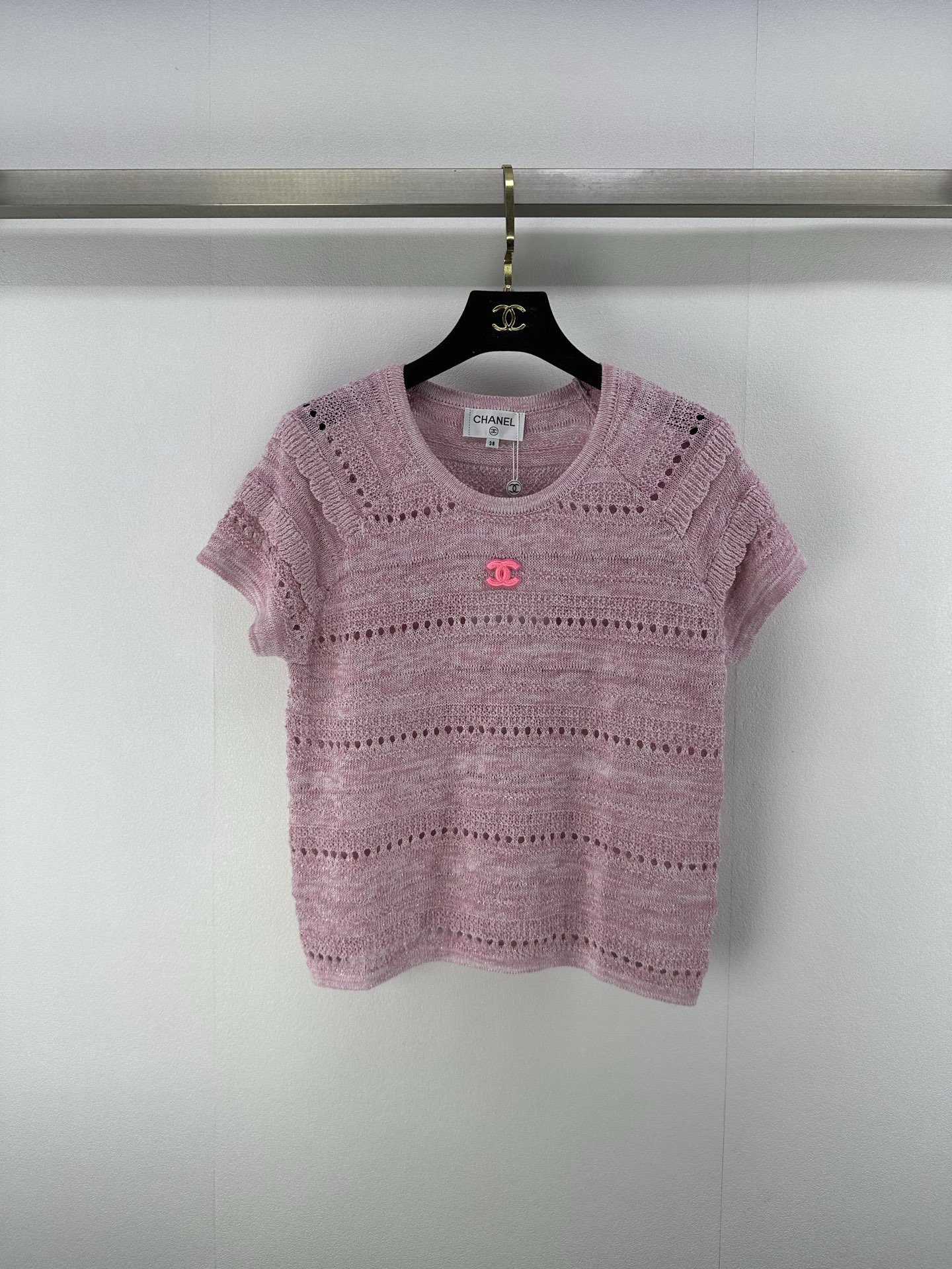 NO:420934,Chane* New details 25 Spring and summer latest round neck silver wire hollow knitted short sleeves, simple design but very pleasing!  The silver wire is interspersed with a retro and fashionable feeling, and the design feels amazing!  White and rich beauty must have versatile items 2 colors and 3 codes SML, chanel, T-shirt, alexander wang19860909Chane* 上新细节 25 春夏最新圆领银丝镂空针织短袖,简约设计却很耐看！银丝穿插自带复古时髦感 设计感绝绝子！白富美必备百搭单品 2色3码SML,,chanel,T-shirt,alexander wang,Women's clothing