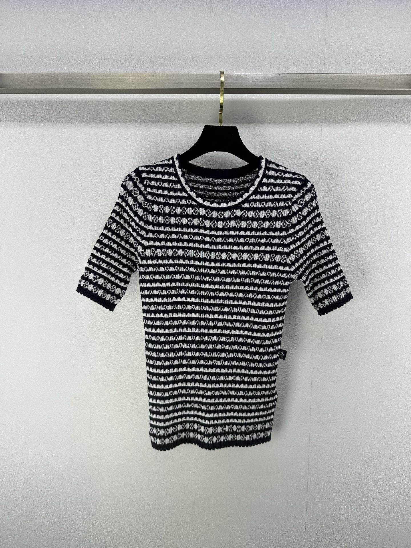 NO:420804,New details on LV* 25 Spring and summer new knitted round neck striped short sleeves Stripe splicing design Lace edging decoration yb open mold logo embellishment High-end fashionable light luxury versatile 1 color 3 code SML,,louis vuitton,T-shirt,alexander wang19860909LV*上新细节 25 春夏新款针织圆领条纹短袖 条纹拼接设计 花边包边装饰 yb开模logo标点缀 高级时髦轻奢百搭 1色3码SML,,louis vuitton,T-shirt,alexander wang,Women's clothing