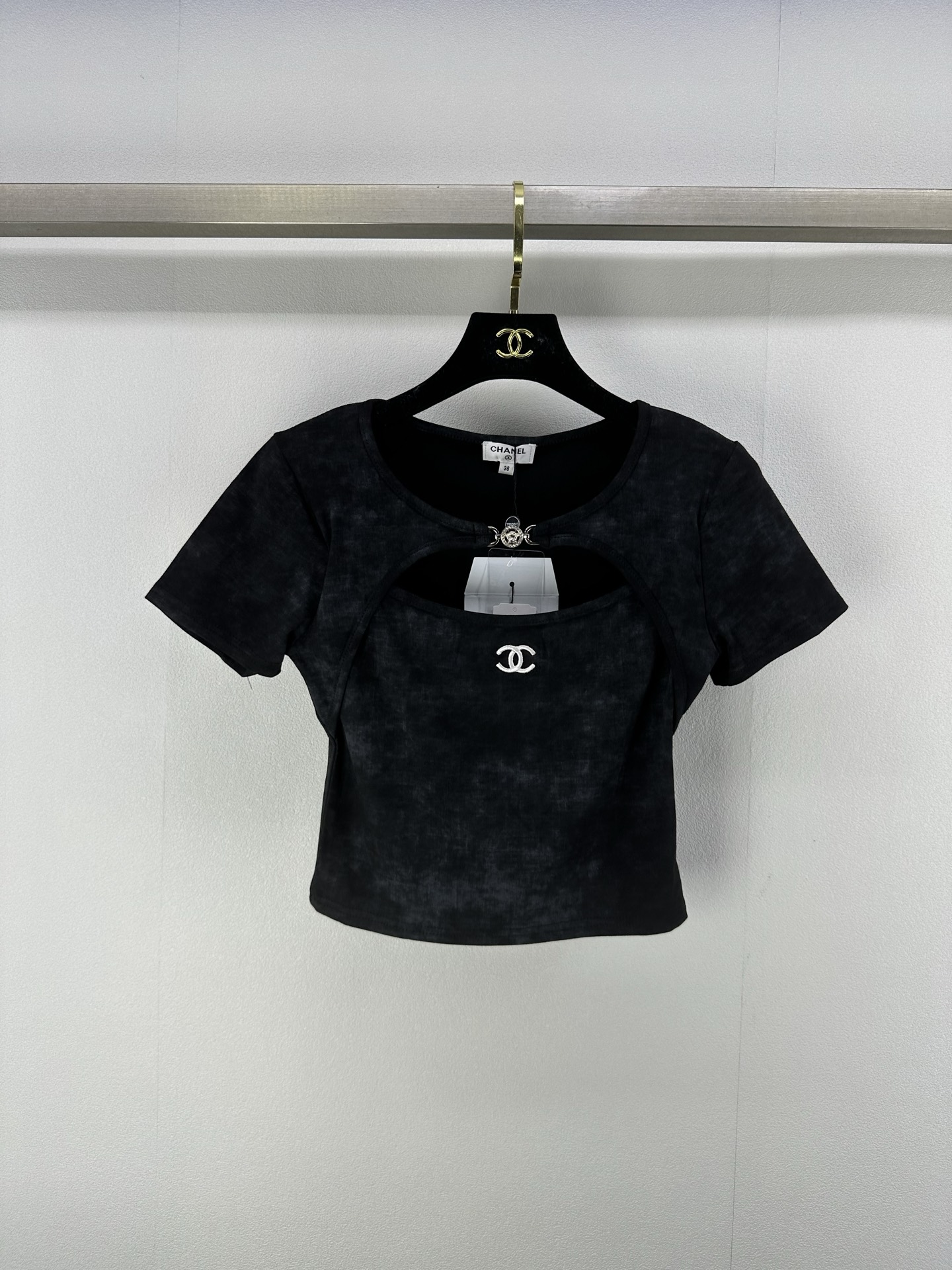 NO:420943,chane* new details 25 Summer new round neck metal buckle short sleeves exquisite metal decorative buckle decoration is an ingenious artistic expression, making clothes lively and vivid in light of light and shadow. Gradient color matching injects vitality into simple design, breaks monotony, light up the overall shape embroidery logo logo low-key and eye-catching, is a symbol of quality and style 3 colors 3 codes SML, chanel, T-shirt, alexander wang19860909chane*上新 细节 25 夏季新款圆领金属扣短袖 精致金属饰扣装饰 是匠心独运的艺术表达 让衣物在光影间灵动生姿 渐变配色为简约设计注入活力 打破单调 点亮整体造型刺绣logo标识低调而醒目 是品质与格调的象征 3色3码SML,,chanel,T-shirt,alexander wang,Women's clothing