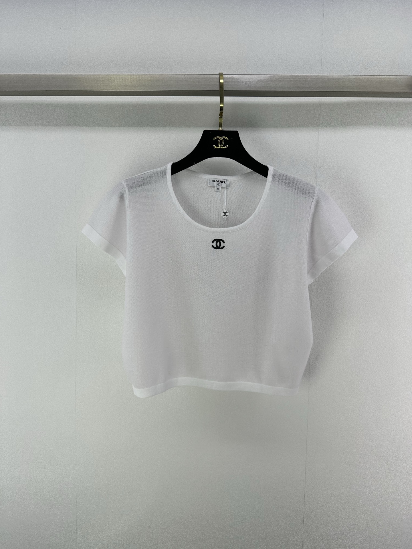 NO:422839,Chane* new details 25 New summer style new round neck knitted short sleeves Customized YB imported yarn weaving Comfortable texture and delicate skin-friendly Knitted short sleeve top cut Chest contrasting color double C presents elegant style Slim outfit highlights light luxury and fashionable temperament You can wear single layering. The first choice for fashionable outfits in all seasons 3 colors and 3 sizes SML, chanel, T-shirt, alexander wang19860909Chane*上新细节 25 夏季新款新圆领针织短袖 定制YB进口纱线织造 质感舒适 亲肤细腻 针织短袖上衣剪裁 胸口撞色双C呈现优雅格调 穿搭显瘦 凸显轻奢时髦气质 单穿叠穿均可 四季时尚穿搭首选 3色3码SML,,chanel,T-shirt,alexander wang,Women's clothing