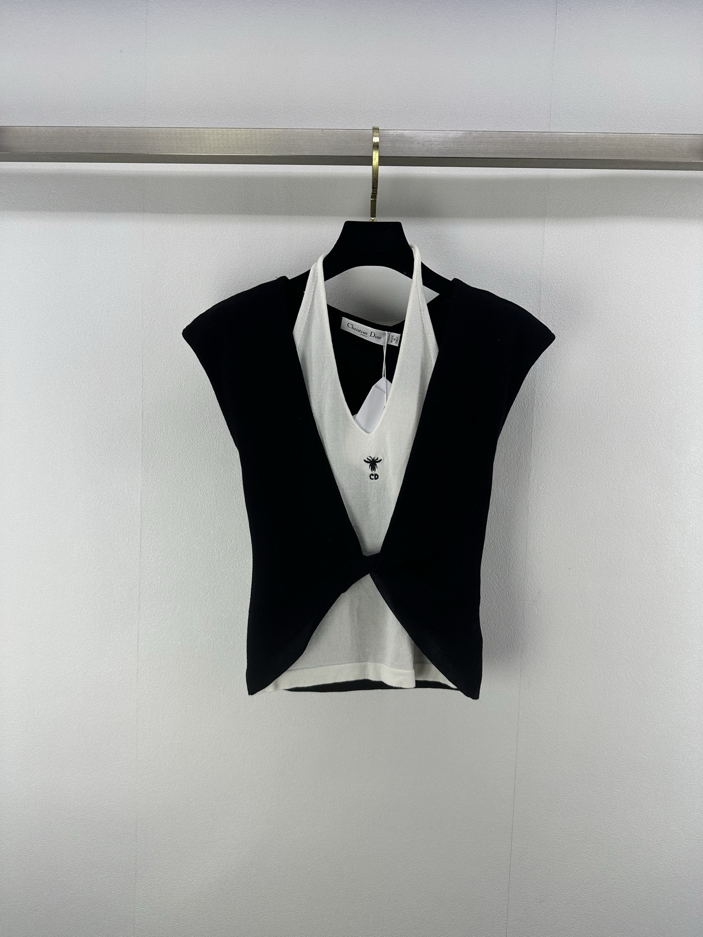 NO:428402,Dio *New details 25 New summer knitted knitted halter vest Custom blended yarn weaving Elastic and comfortable breathable Lace knitted design Embroidered bee decoration on chest strong retro style Slim fit style Highlight body playful and age-reducing You can easily control your daily trip or party 3 colors 3 codes SML, dior, alexander wang19860909Dio *上新细节 25 夏季新款打结针织挂脖背心 定制混纺纱线织造 弹力舒适 透气好穿 系带打结设计 胸前刺绣小蜜蜂装饰 复古风格强烈 修身版型 突显身材 俏皮减龄 日常出行或聚会轻松驾驭 3色3码SML,,dior,alexander wang,Women's clothing