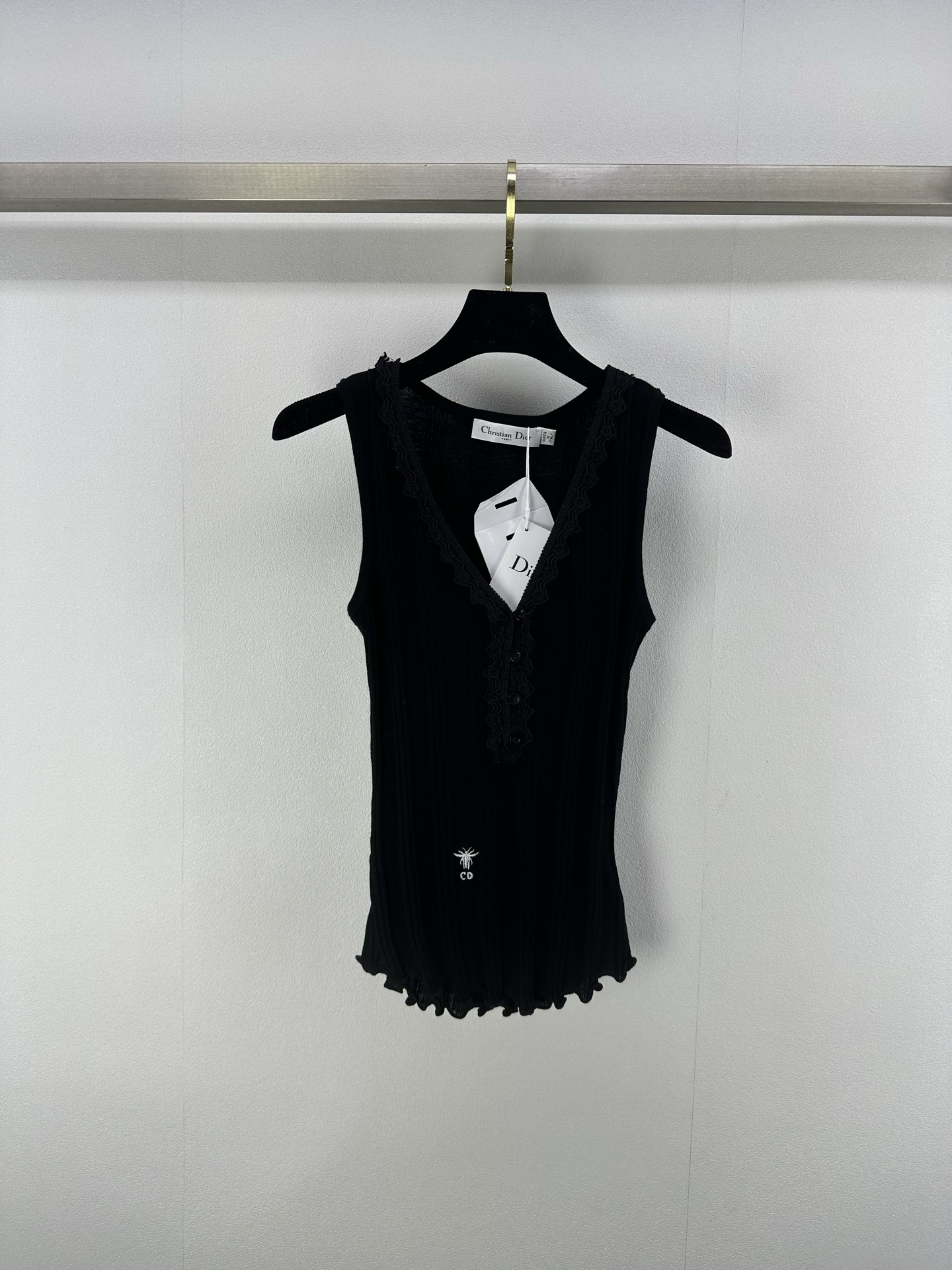 NO:428357,New details on Dio* 25 New summer lace lace v-neck vest pattern three-dimensional embroidery highlights the high-end feeling of outfits and shows the relaxed tone. The first choice for fashionable outfits in all seasons!  A must-have item for slim and elastic in summer!  versatile and not picky about people 3 colors 3 codes SML, dior, alexander wang19860909Dio*上新细节 25 夏季新款蕾丝花边v领背心 图案立体刺绣 凸显穿搭高级感 尽显松弛调性 四季时尚穿搭首选！修身有弹力夏季必备单品！百搭不挑人 3色3码SML,,dior,alexander wang,Women's clothing