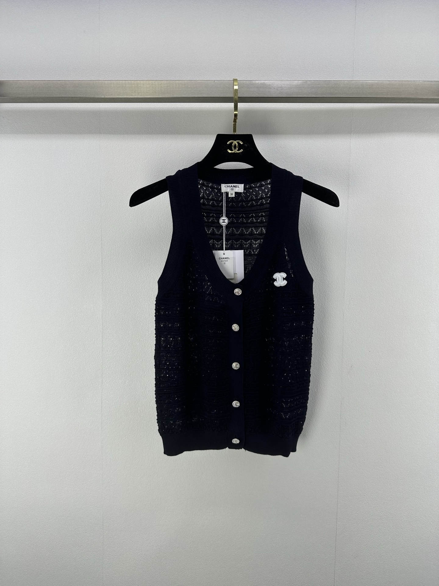 NO:422882,Chane* New Details 25 New Summer Knitted V-neck Cardigan Vest!  Positioning contrasting logo logo, the fabric has a delicate texture. White, rich and beautiful must be used as a magical tool!  The universal and versatile version is super slim!  V-neck age-reducing girls are fashionable and high-end. The imported yarn texture is super comfortable!  Retro girlish temperament!  2 colors 3 codes SML, chanel, alexander wang19860909Chane*上新细节 25 夏季新款针织v领开衫背心！定位撞色logo徽标 面料质感细腻.白富美必入神器！万能百搭版型超显瘦！V领减龄少女时髦又高级.进口纱线质感超舒适！复古少女气质！ 2色3码SML,,chanel,alexander wang,Women's clothing