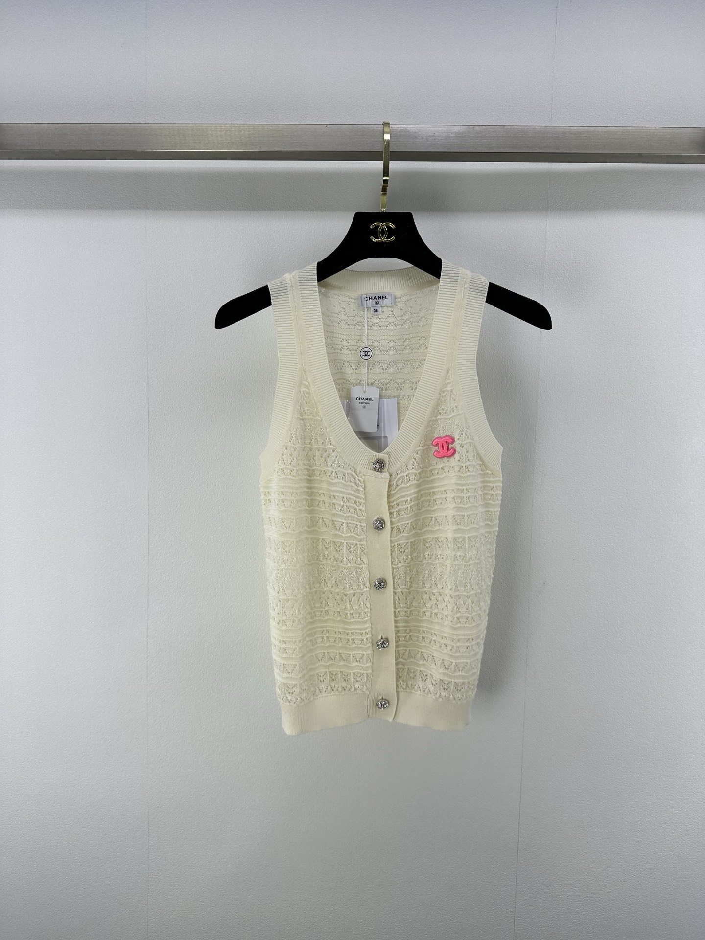 NO:422903,Chane* New Details 25 New Summer Knitted V-neck Cardigan Vest!  Positioning contrasting logo logo, the fabric has a delicate texture. White, rich and beautiful must be used as a magical tool!  The universal and versatile version is super slim!  V-neck age-reducing girls are fashionable and high-end. The imported yarn texture is super comfortable!  Retro girlish temperament!  2 colors 3 codes SML, chanel, alexander wang19860909Chane*上新细节 25 夏季新款针织v领开衫背心！定位撞色logo徽标 面料质感细腻.白富美必入神器！万能百搭版型超显瘦！V领减龄少女时髦又高级.进口纱线质感超舒适！复古少女气质！ 2色3码SML,,chanel,alexander wang,Women's clothing