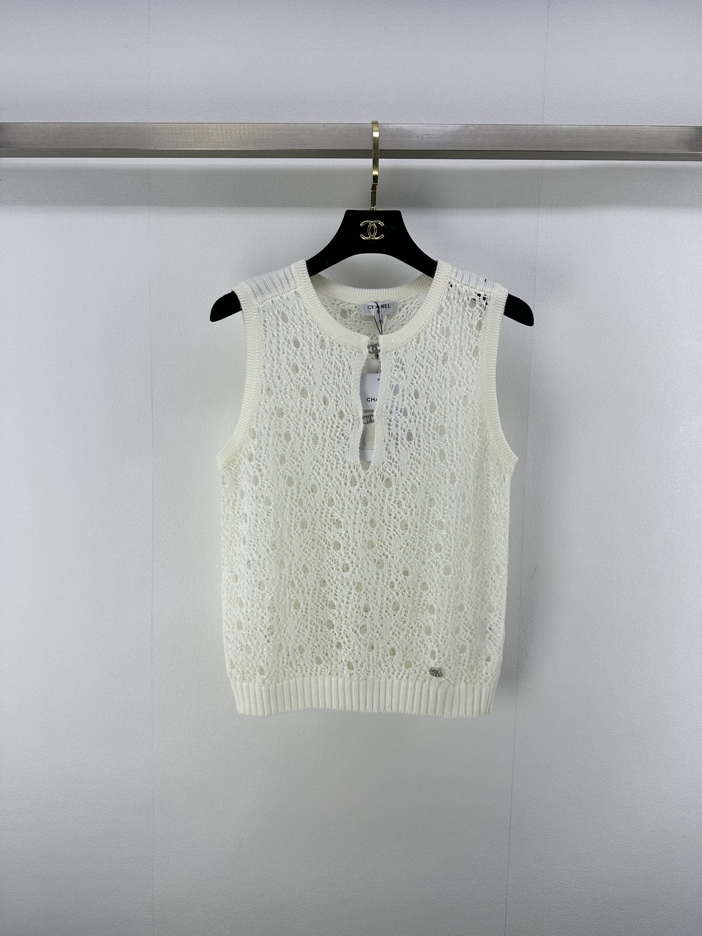 NO:424498,New details on CHANE* 25 New summer hollow vest, Chanel, heavy craftsmanship hollow woven vest. Edge wrapping, luxurious and high-end temperament. Original custom invisible metal hook buckle design, H-style versatile, not picky and fashionable and high-end!  What a gentle short-sleeved sleeve. Both the style and the fabric are very textured, like moonlight, white, so clear. The heroine of the gentle French movie is the visual feeling. The crochet is beautiful and romantic~ The customized yarn is delicate and texture is super awesome!  Sweet girl with elegant temperament ~ healing high appearance, 2 colors 3 SML, chanel, chanel, T-shirt, alexander wang19860909CHANE*上新细节 25 夏季新款镂空背心 人间香奈儿,重工艺镂空编织背心.包边工艺,气质奢华又高级.原版定制隐形金属勾扣设计,H版型百搭不挑人时髦又高级！好温柔的短袖.无论是版型还是面料都很有质感 如月光般的白色好有清透感 温柔法式电影女主即视感 钩织唯美浪漫～定制的纱线细腻质感超级棒！气质优雅的甜美少女～治愈系高颜值, 2色3码SML,,chanel,chanel,T-shirt,alexander wang,Women's clothing
