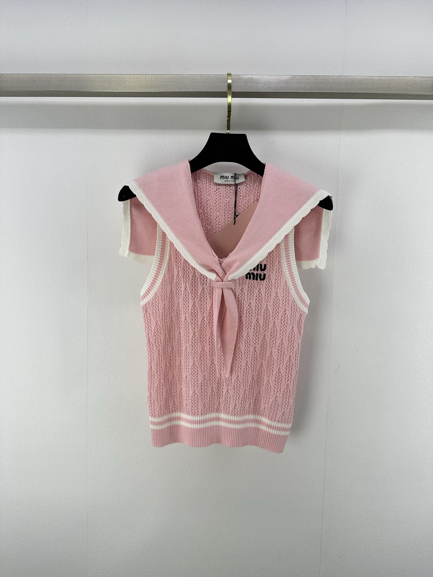 NO:428363,Miumi* new details 25 spring and summer new navy neck vest logo embellishment and decoration Academy style versatile girl style playful and age-reducing visual effects richer. Easy to control during daily travel or party. Slim and versatile upper body 2 colors 3 size SML, miumiu, alexander wang19860909miumi*上新细节 25 春夏新款海军领背心 logo点缀修饰 学院风百搭少女风格俏皮减龄 视觉效果更丰富 日常出行或聚会轻松驾驭 上身显瘦百搭 2色3码SML,,miumiu,alexander wang,Women's clothing