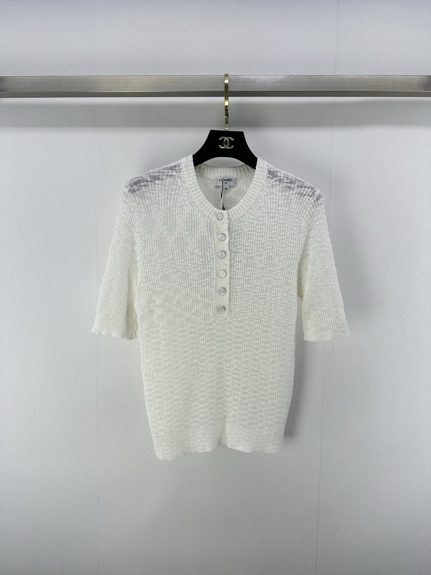 NO:422871,Chane* new details 25 New summer style half-open slim knitted short sleeves Customized YB cotton yarn woven elastic and comfortable breathable and easy to wear Half-open slim short sleeve tailoring beautify the head and shoulders proportions more slimming The texture of the whole body vertical pit strips is intertwined with the neckline exquisite double C open mold closure, sweet and pure style strong, showing taste, slim fit style highlights the figure, playful and age-reducing, more visual effects, easy to control during daily travel or party 2 colors 3 codes SML, chanel, T-shirt, alexander wang19860909Chane*上新细节 25 夏季新款半开襟修身针织短袖 定制YB全棉纱线织造 弹力舒适 透气好穿 半开襟针织短袖剪裁 美化头肩比例更显瘦 通体竖坑条纹理交织 配合领口精致双C开模襟扣 甜美清纯风格强烈 彰显品味 修身版型 突显身材 风格俏皮减龄 视觉效果更丰富 日常出行或聚会轻松驾驭  2色3码SML,,chanel,T-shirt,alexander wang,Women's clothing