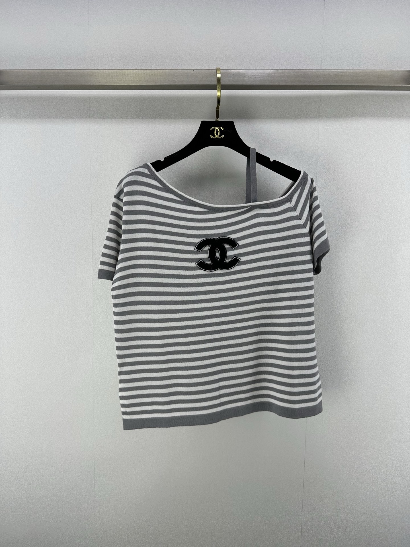 NO:422835,Chane *New details 25 New summer slanted shoulder knitted striped short sleeves Customized Y-blend yarn weaving, full of elasticity, slanted shoulder knitted short sleeves cut, neckline cut with thin threads, elastic tightening and fitting the body more slimming, multi-color striped design details show the high street fashion atmosphere, dense weaving process, detailed patterns add a sense of exquisiteness to the simple outfit, simple decoration of the logo on the chest, can easily show the playful girl style, slim fit style, slim and fashionable, all seasons, single wear, 2 colors, 3 codes, SML, chanel, T-shirt, alexander wang19860909Chane *上新细节 25 夏季新款斜肩针织条纹短袖 定制Y混纺纱线织造 弹力十足 斜肩针织短袖裁剪 领口斜裁以螺纹细包边 弹力收紧贴合身形更遮肉显瘦 多色条纹设计细节更显高街时髦气息 成衣选用密实织造工艺 细致纹路为简易穿搭增添精致感 胸前logo徽标简单修饰 就能轻松彰显俏皮女生风格 修身版型 显瘦时髦 四季单穿叠穿都 2色3码SML,,chanel,T-shirt,alexander wang,Women's clothing