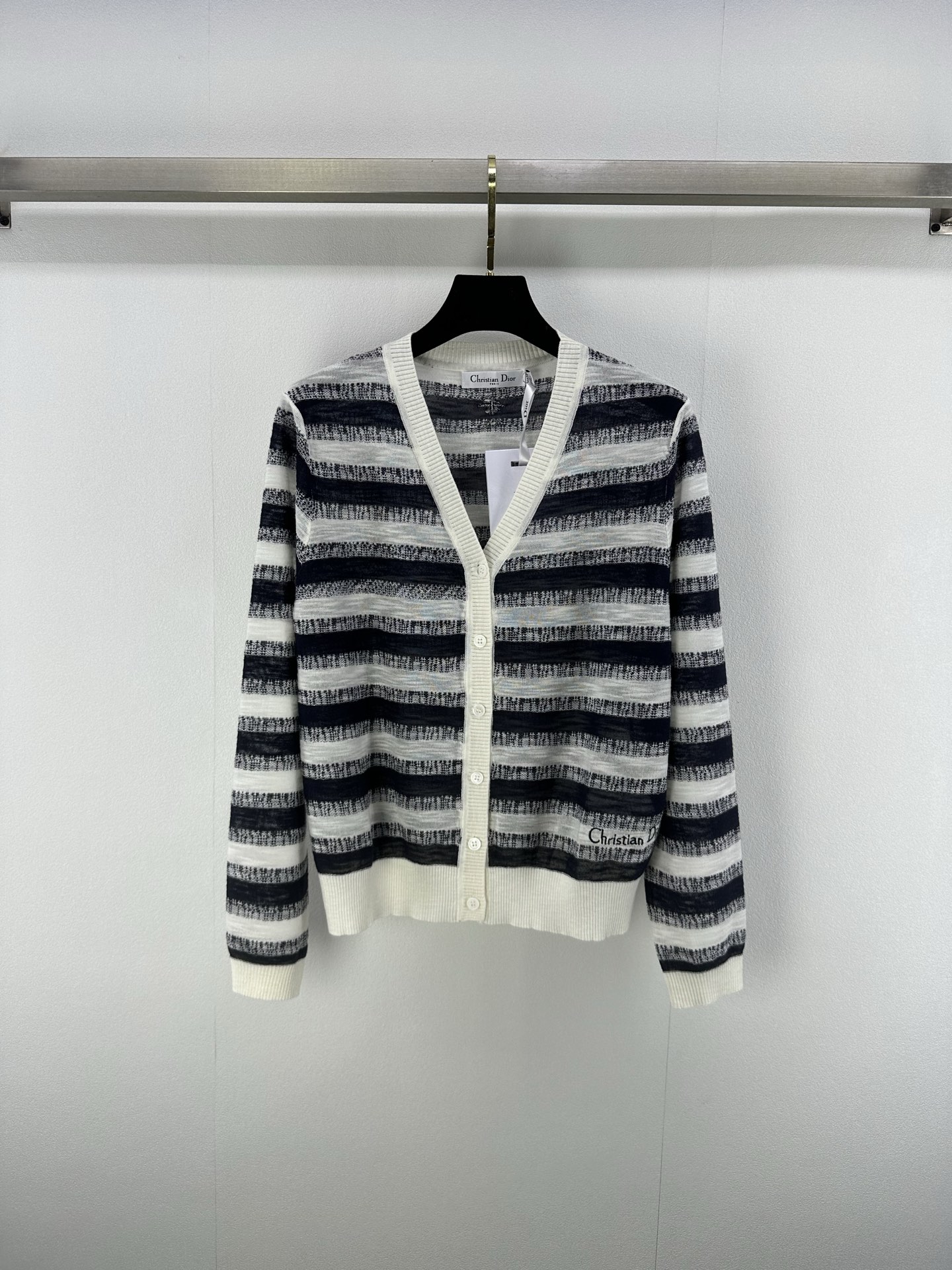 NO:422864,Dio* new details 25 spring and summer new V-neck cardigan long sleeves, simple and fashionable, exquisite embroidery highlights the brand's charm, versatile styles can easily control various styles 3 colors 3 codes SML, dior, alexander wang19860909Dio*上新细节 25 春夏新款v领开衫长袖,简约时尚,精致刺绣彰显品牌魅力,百搭款式轻松驾驭各种风格 3色3码SML,,dior,alexander wang,Women's clothing