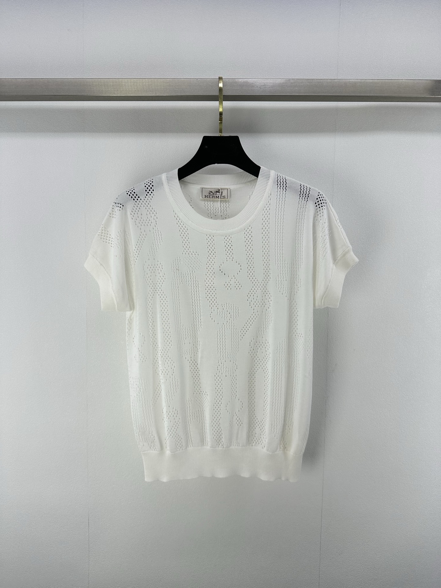 NO:417689,HERME* New details 25 Spring and summer new product round neck hollow short sleeve pattern logo design retro fashionable skin-friendly fabric comfortable upper body versatile and not picky 1 color 3 size SML, hermes, T-shirt, alexander wang19860909HERME* 上新细节 25 春夏新品圆领镂空短袖 图案logo设计复古时髦 亲肤面料上身舒适 百搭不挑人 1色3码SML,,hermes,T-shirt,alexander wang,Women's clothing
