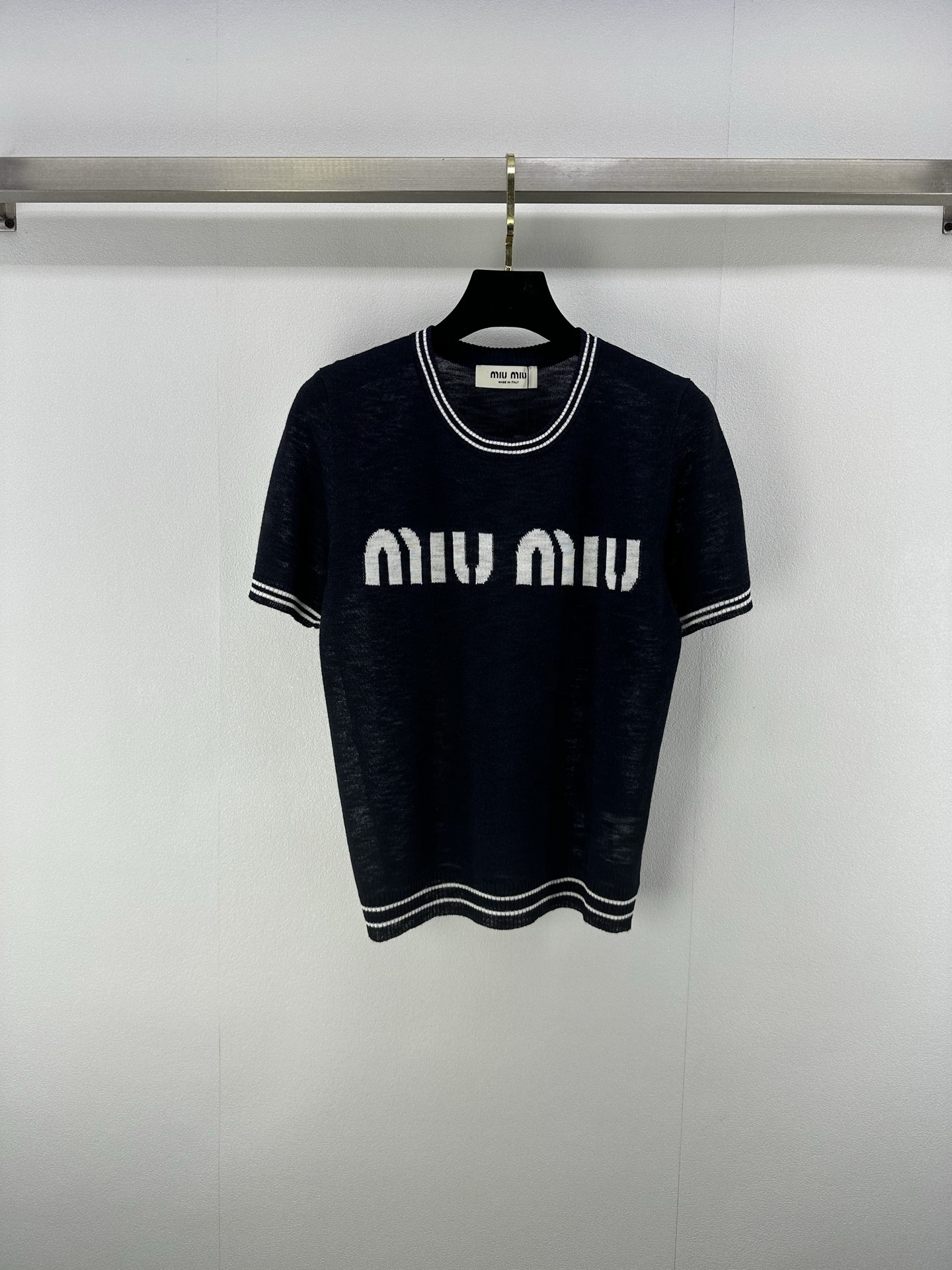 NO:417697,Miumi* new details 25 new summer knitted round neck logo short sleeves Classic brand letter logo contrast jacquard decoration Regular version Comfortable and breathable Shirt, daily casual matching is not picky 3 colors and 3 codes SML, miumiu, T-shirt, alexander wang19860909miumi*上新细节 25 夏季新款针织圆领logo短袖 经典品牌字母logo撞色提花装饰 常规版型 麻料舒适透气 日常随意搭配不挑人 3色3码SML,,miumiu,T-shirt,alexander wang,Women's clothing