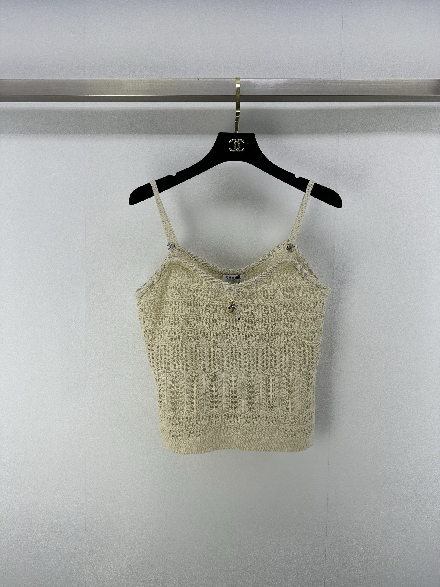 NO:417705,Chane* new details 25 Summer new suspender number 5 vest positioning crown 5-character decoration high-end and fashionable pure white simple elegant style classic double C logo tells the brand legend low-key gentle apricot color like spring flowers adds a touch of romantic sweetness to the summer wardrobe Fresh blue like clear clear sky brings coolness and fashion 3 colors 3 codes SML, chanel, alexander wang19860909Chane*上新细节 25 夏季新款吊带数字5背心 定位皇冠5字装饰高级时髦 纯净白色 简约中尽显高雅格调 经典双C标志低调诉说品牌传奇 温柔杏色 如春日繁花般娇俏 为夏日衣橱增添一抹浪漫甜意 清新蓝色 似澄澈晴空 带来沁心凉意与时尚 3色3码SML,,chanel,alexander wang,Women's clothing