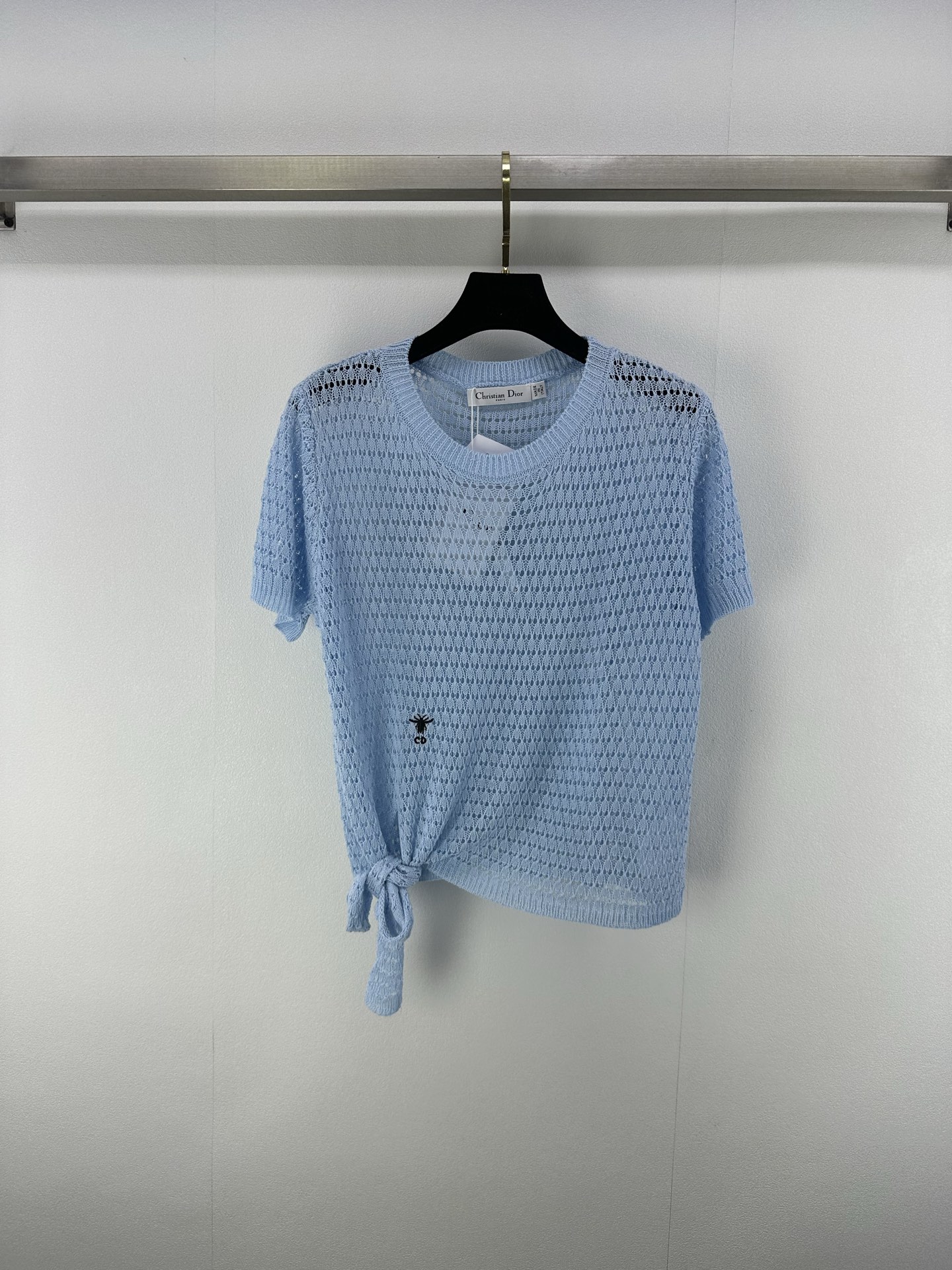 NO:417713,Dio * New details 25 New summer knotted hollow texture knitted short sleeves Custom blended yarn weaving elastic and comfortable breathable and easy to wear Hem single-sided lace-up knot design chest embroidered bee decoration Retro style Strong slim fit style Highlight body playful and age-reducing You can easily control your daily trip or party 3 colors 3 codes SML, dior, T-shirt, alexander wang19860909Dio *上新细节 25 夏季新款打结镂空纹理针织短袖 定制混纺纱线织造 弹力舒适 透气好穿 下摆单边系带打结设计 胸前刺绣小蜜蜂装饰 复古风格强烈 修身版型 突显身材 俏皮减龄 日常出行或聚会轻松驾驭 3色3码SML,,dior,T-shirt,alexander wang,Women's clothing