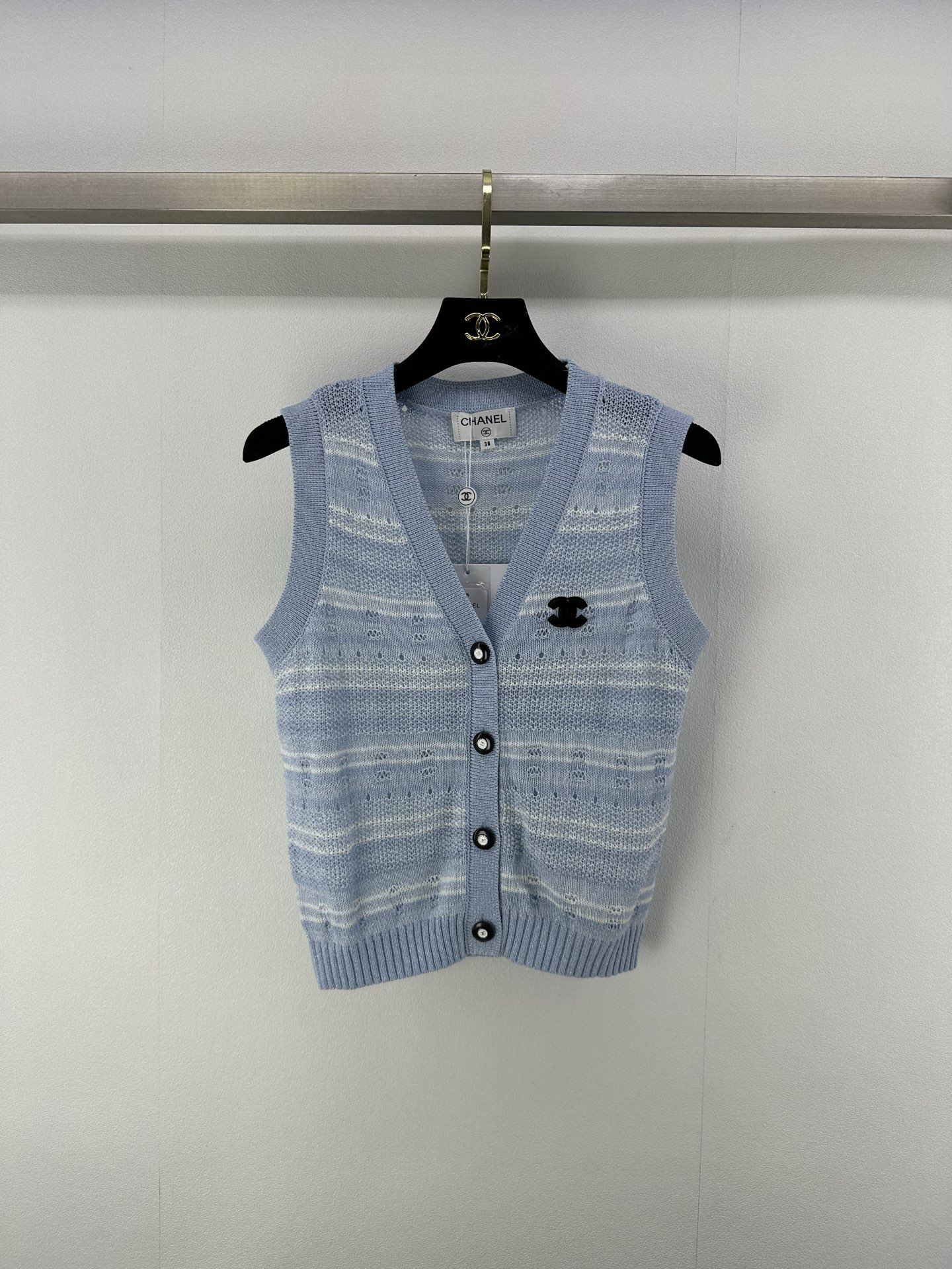 NO:417720,Chane* new details 25 New summer knitted thin cardigan vest, versatile and simple, hollow design comfortable and breathable, soft and glutinous fabric texture, clear texture, embellishment of the chest logo~ the upper body is versatile and fashionable!  3 color 3 code SML, chanel, alexander wang19860909chane*上新细节 25 夏季新品针织细闪开衫背心 百搭简约 镂空设计舒服透气 面料质地软糯 纹理清晰 胸前logo的点缀~上身百搭时尚！ 3色3码SML,,chanel,alexander wang,Women's clothing