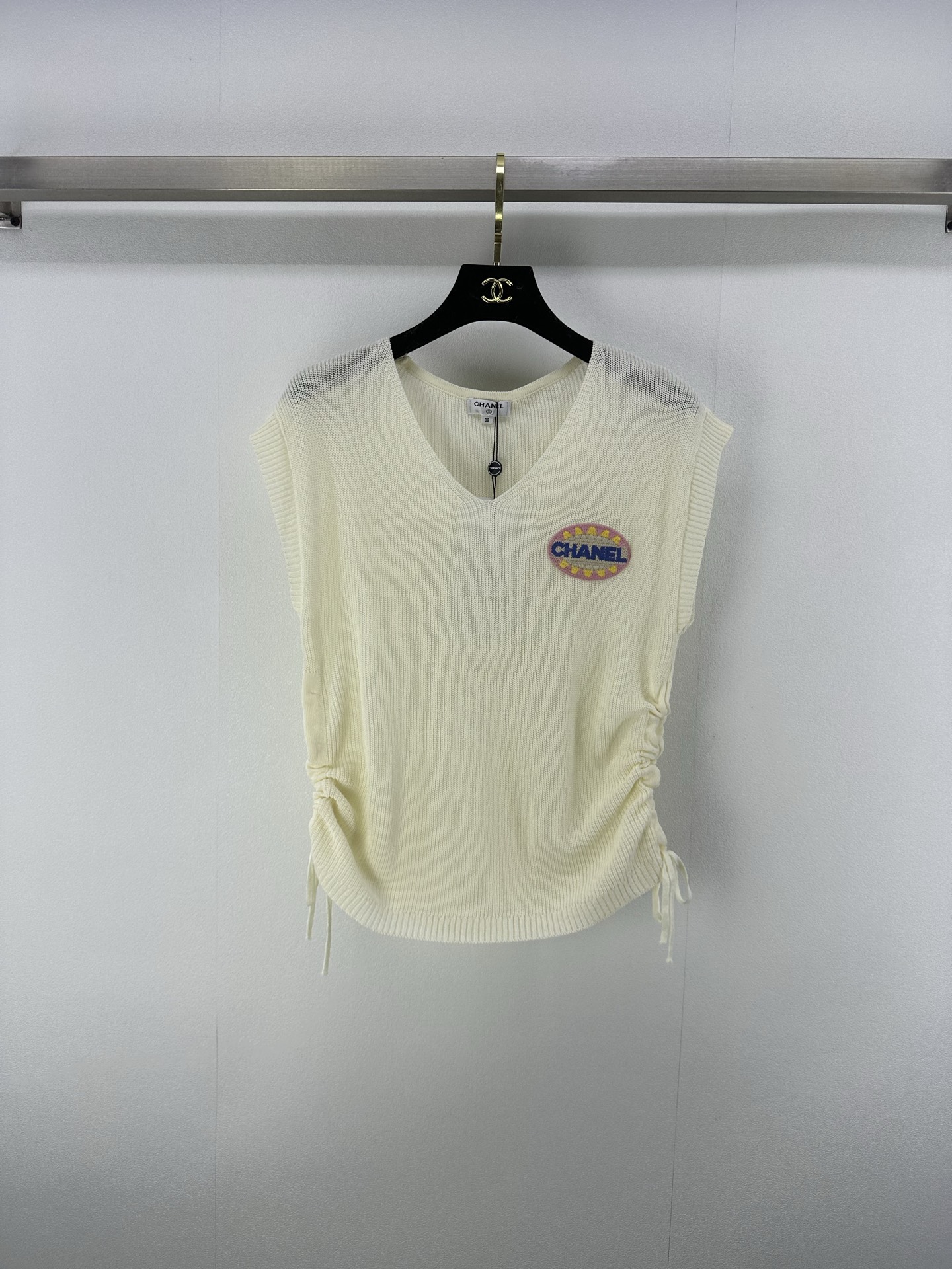 NO:417731,Chane* new details 25 Spring and summer new round-neck drawstring vest The side drawstring design is fashionable, the blended yarn texture is delicate and cool, the Zhangzai logo is fashionable and casual, the upper body looks slim and tall and versatile, 2 colors and 3 sizes SML, chanel, alexander wang19860909Chane*上新细节 25 春夏新款圆领抽绳背心 侧边抽绳设计时髦 混纺纱线质感细腻冰凉 章仔logo时尚随性 上身显瘦高挑又百搭 2色3码SML,,chanel,alexander wang,Women's clothing