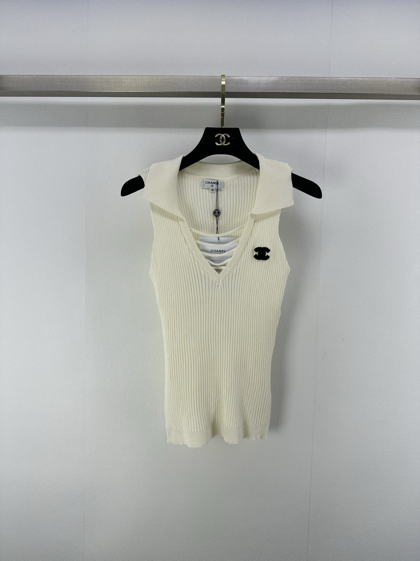 NO:417743,Chane* new details 25 New summer lapel knitted vest custom YB imported yarn weaving, comfortable texture, delicate skin-friendly, knitted vest cut, all body is woven with vertical pit strips, crochet texture, contrasting chest color double C presents elegant style, elastic and tighter, more delicate, slim outfit, highlights light luxury and fashionable temperament, single wear can be worn, the first choice for fashionable outfits in all seasons, 2 colors and 3 codes, chanel, alexander wang19860909Chane*上新细节 25 夏季新款新品翻领针织背心 定制YB进口纱线织造 质感舒适 亲肤细腻 针织背心剪裁 通体利用竖坑条钩针肌理交织 胸口撞色双C呈现优雅格调 弹性松紧更显精致 穿搭显瘦 凸显轻奢时髦气质 单穿叠穿均可 四季时尚穿搭首选 2色3码SML,,chanel,alexander wang,Women's clothing