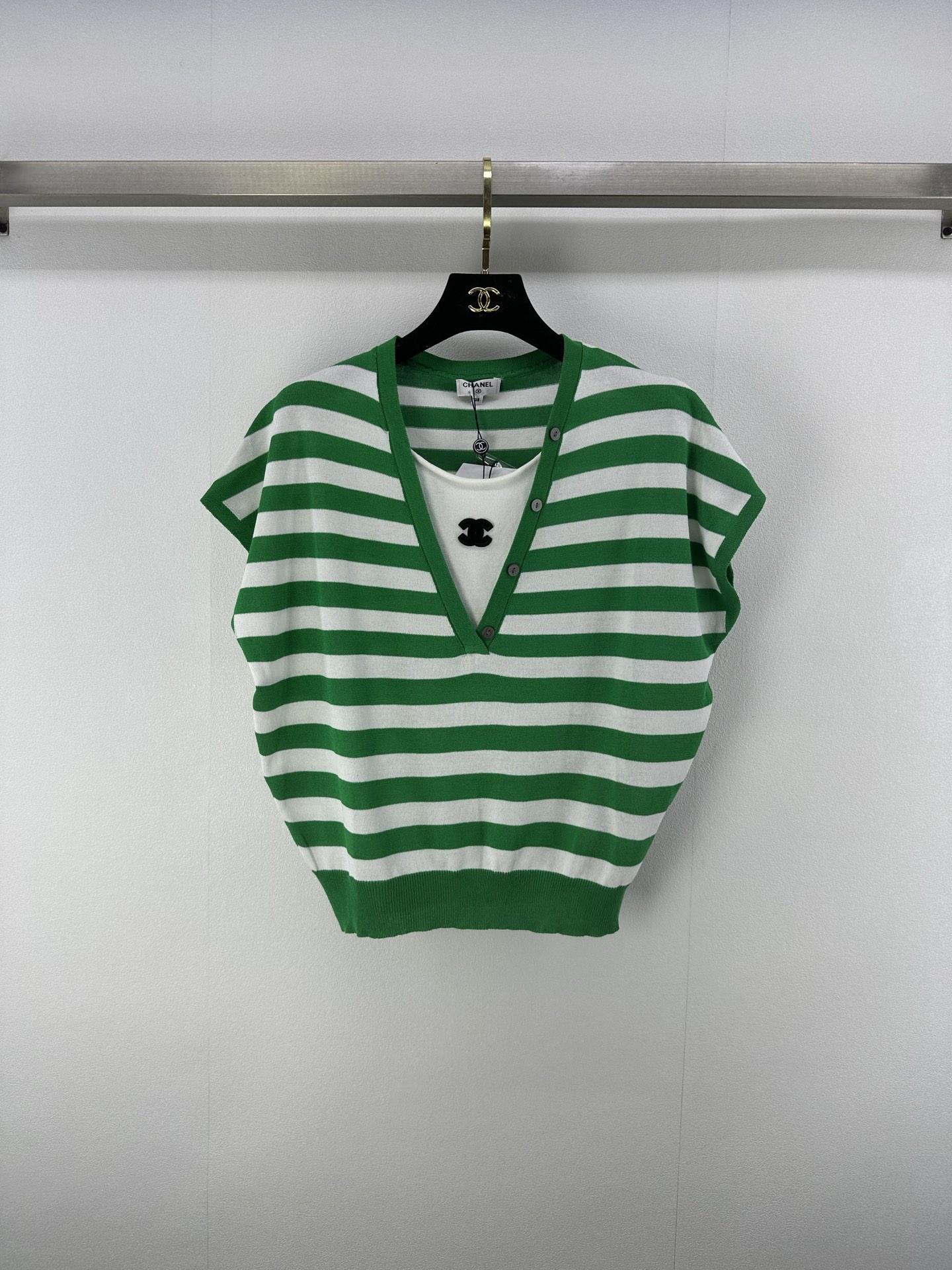 NO:417753,Chane* new details 25 spring and summer new knitted striped vest contrasting color striped splicing design classic double c letter logo embellishment classic fashionable exquisite versatile 2 colors 3 code SML, chanel, alexander wang19860909Chane*上新细节 25 春夏新款针织条纹背心 撞色条纹拼接设计 经典双c字母logo点缀 经典时髦精致百搭 2色3码SML,,chanel,alexander wang,Women's clothing