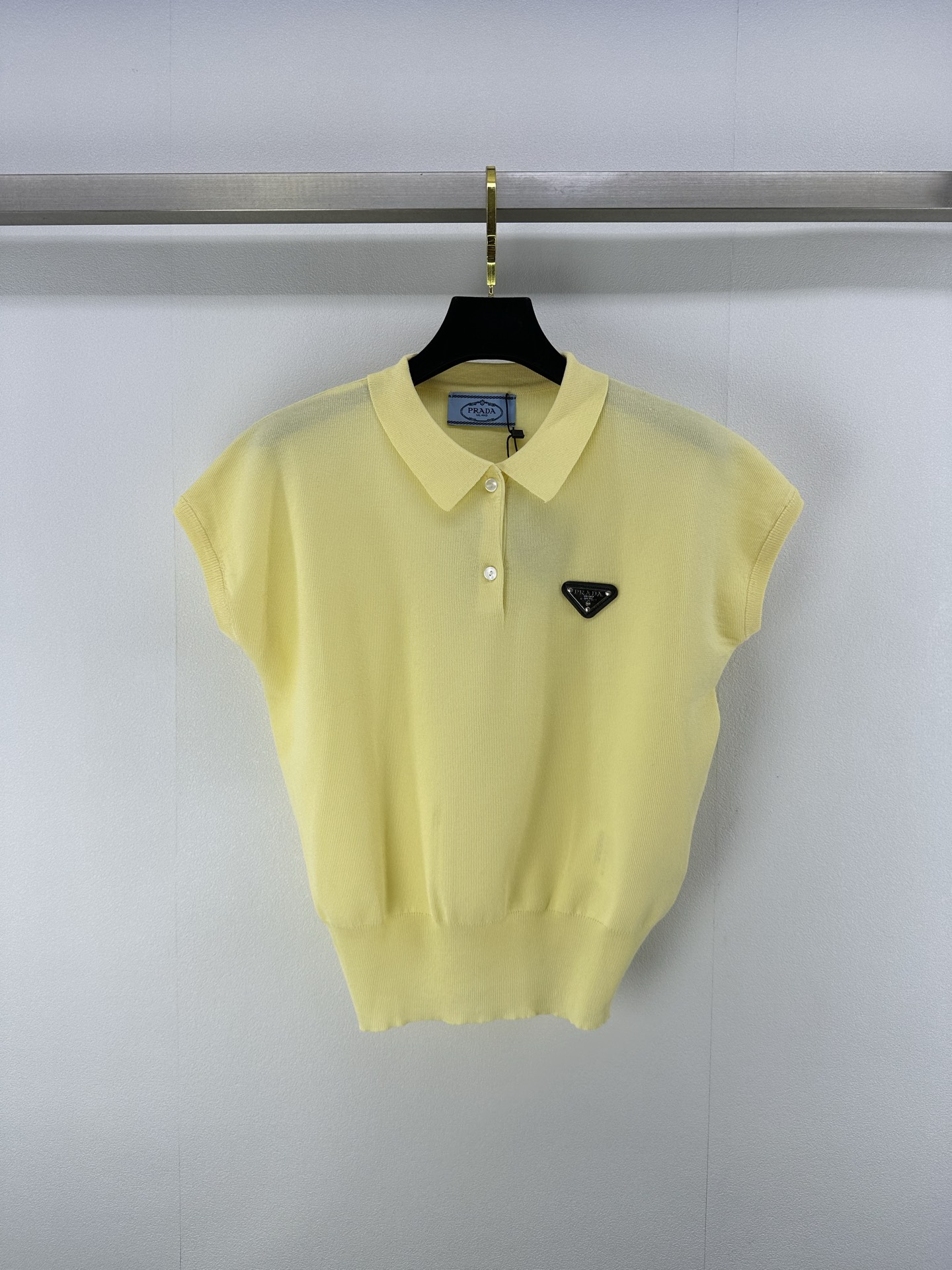 NO:417801,New details on Prad* 25 New summer lapel triangle vest, skin-friendly and breathable silk linen, polo collar triangle card seal straight shoulder small flying sleeves, classic single items are fashionable and high-end, the classic style is versatile and not picky!  2 colors 3 codes SML, prada, alexander wang19860909Prad*上新细节 25 夏季新款翻领三角标背心 亲肤透气绢丝亚麻,polo领三角牌章仔直肩小飞袖 经典单品时髦又高级 经典版型百搭不挑人！ 2色3码SML,,prada,alexander wang,Women's clothing