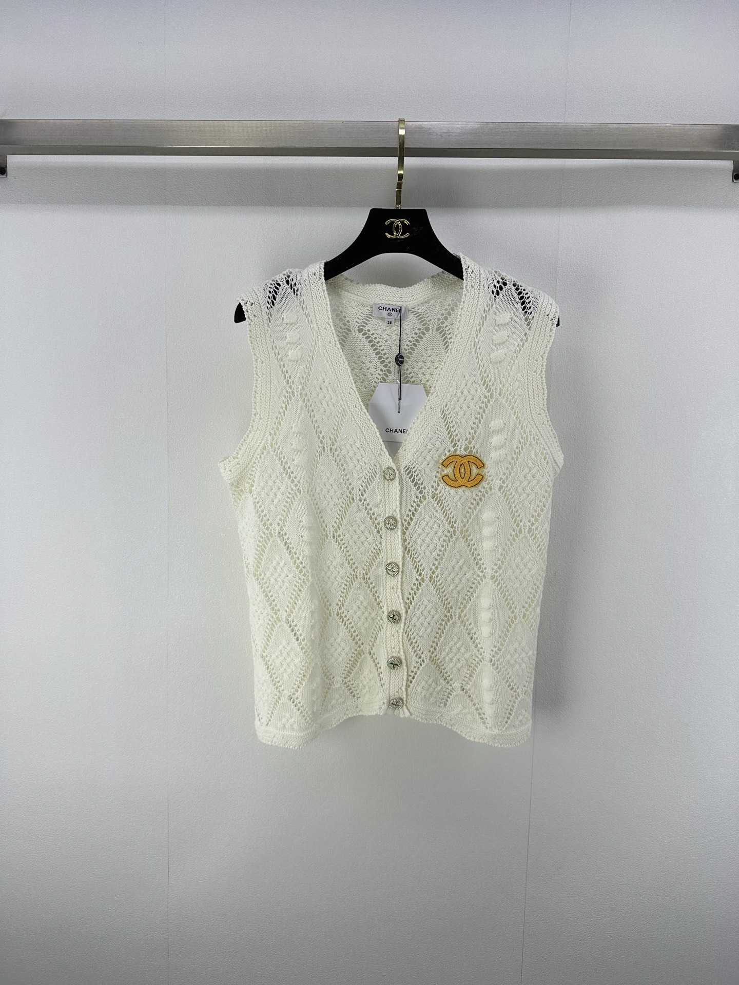 NO:419227,Chane* New Details 25 New Summer Knitted V-neck Cardigan Vest!  Positioning the contrasting color logo, the fabric has a delicate texture. White, rich and beautiful must be used as a magical tool!  The universal and versatile version is super slim!  V-neck age-reducing girls are fashionable and high-end. The imported yarn texture is super comfortable!  Retro girlish temperament!  2 colors 3 codes SML, chanel, alexander wang19860909Chane*上新细节 25 夏季新款针织v领开衫背心！定位撞色大logo徽标 面料质感细腻.白富美必入神器！万能百搭版型超显瘦！V领减龄少女时髦又高级.进口纱线质感超舒适！复古少女气质！ 2色3码SML,,chanel,alexander wang,Women's clothing