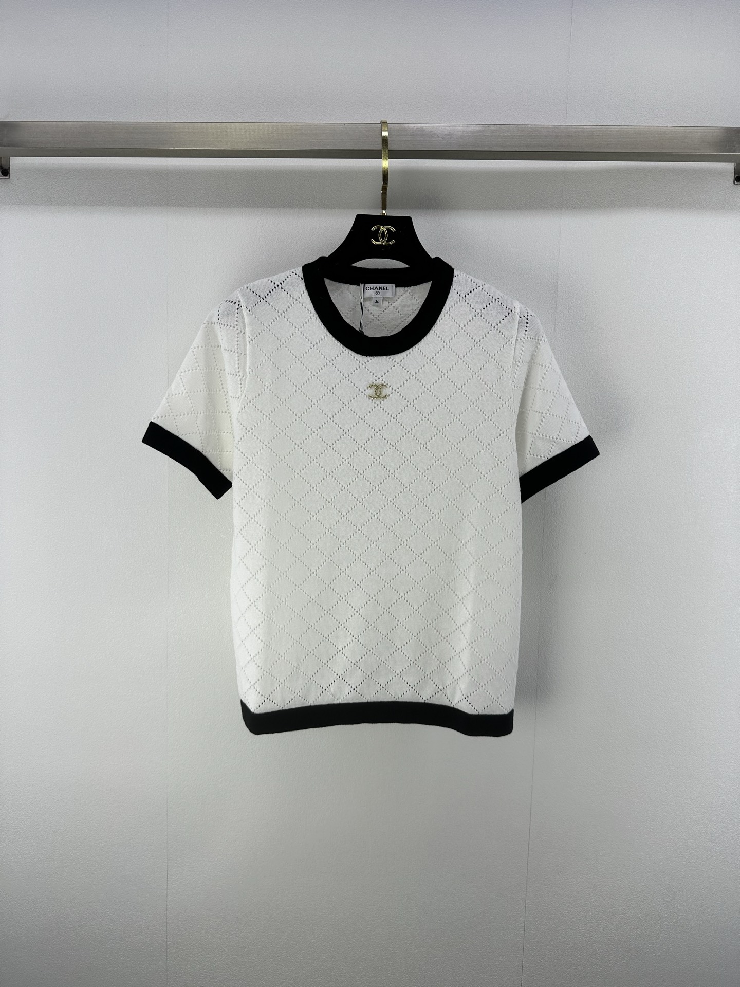 NO:419155,Chane* new details 25 spring and summer new knitted round neck diamond contrast short sleeve diamond jacquard craftsmanship classic brand double c letter logo decoration simple fashionable and versatile 2 colors 3 code SML, chanel, T-shirt, alexander wang19860909Chane*上新细节 25 春夏新款针织圆领菱格撞色短袖 菱格提花工艺 经典品牌双c字母logo装饰 简约时髦百搭 2色3码SML,,chanel,T-shirt,alexander wang,Women's clothing