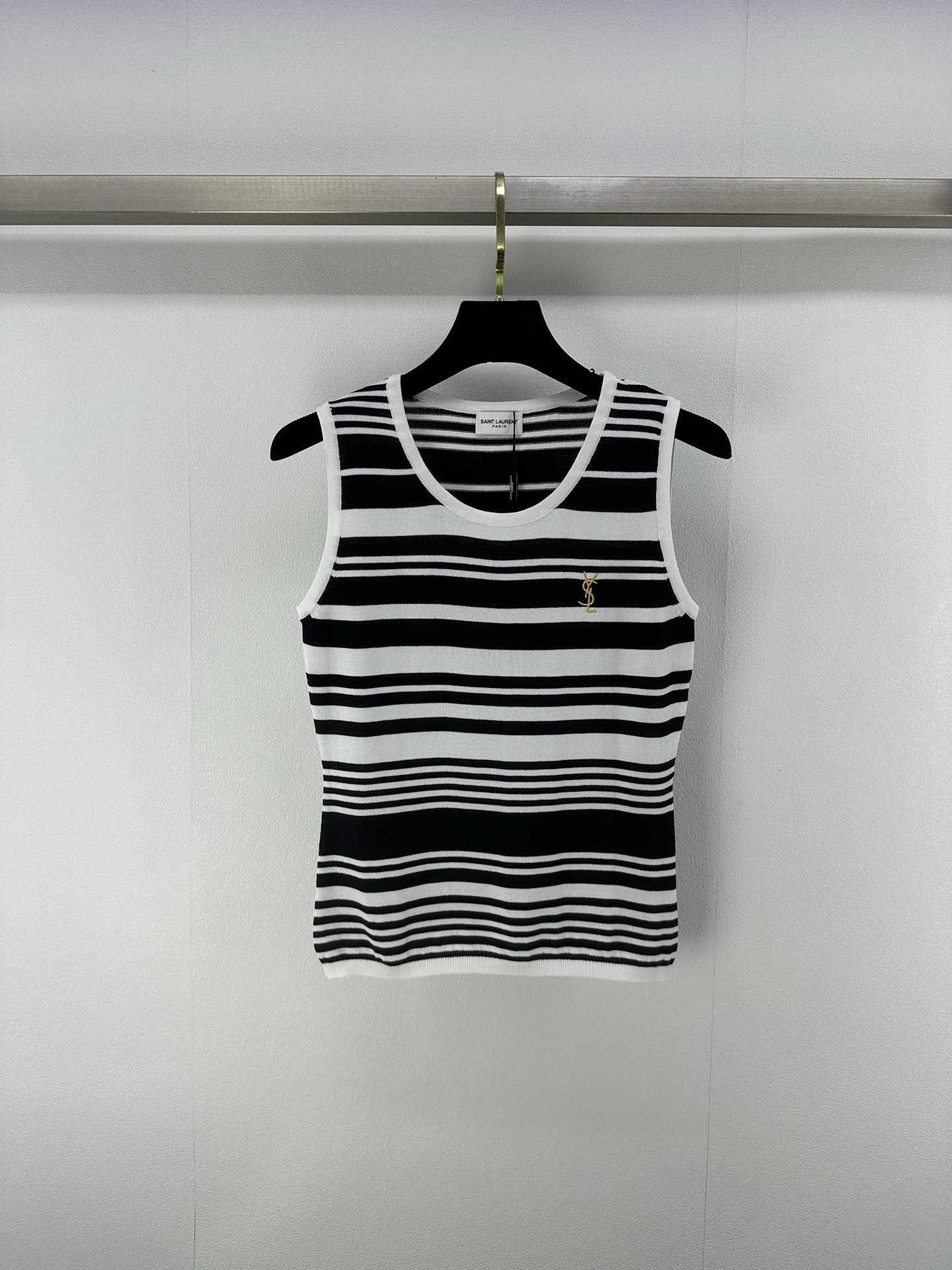 NO:419165,New details on YSL* 25 Spring and Summer Latest Letter Embroidered Stripe Knitted Vest!  Customized YB silk wool yarn wool is soft and comfortable, fashionable and slimming. The golden logo letter embroidery on the chest shows the brand tone. The contrasting stripes all over the body are classic and durable!  2 colors 3 codes SML, saint laurent,alexander wang19860909YSL*上新细节 25 春夏最新字母刺绣条纹针织背心！定制YB丝毛纱线织造 柔软舒适 洋气显瘦 胸前金色标志字母刺绣 彰显品牌调性 通体条纹撞色经典耐看！ 2色3码SML,,saint laurent,alexander wang,Women's clothing