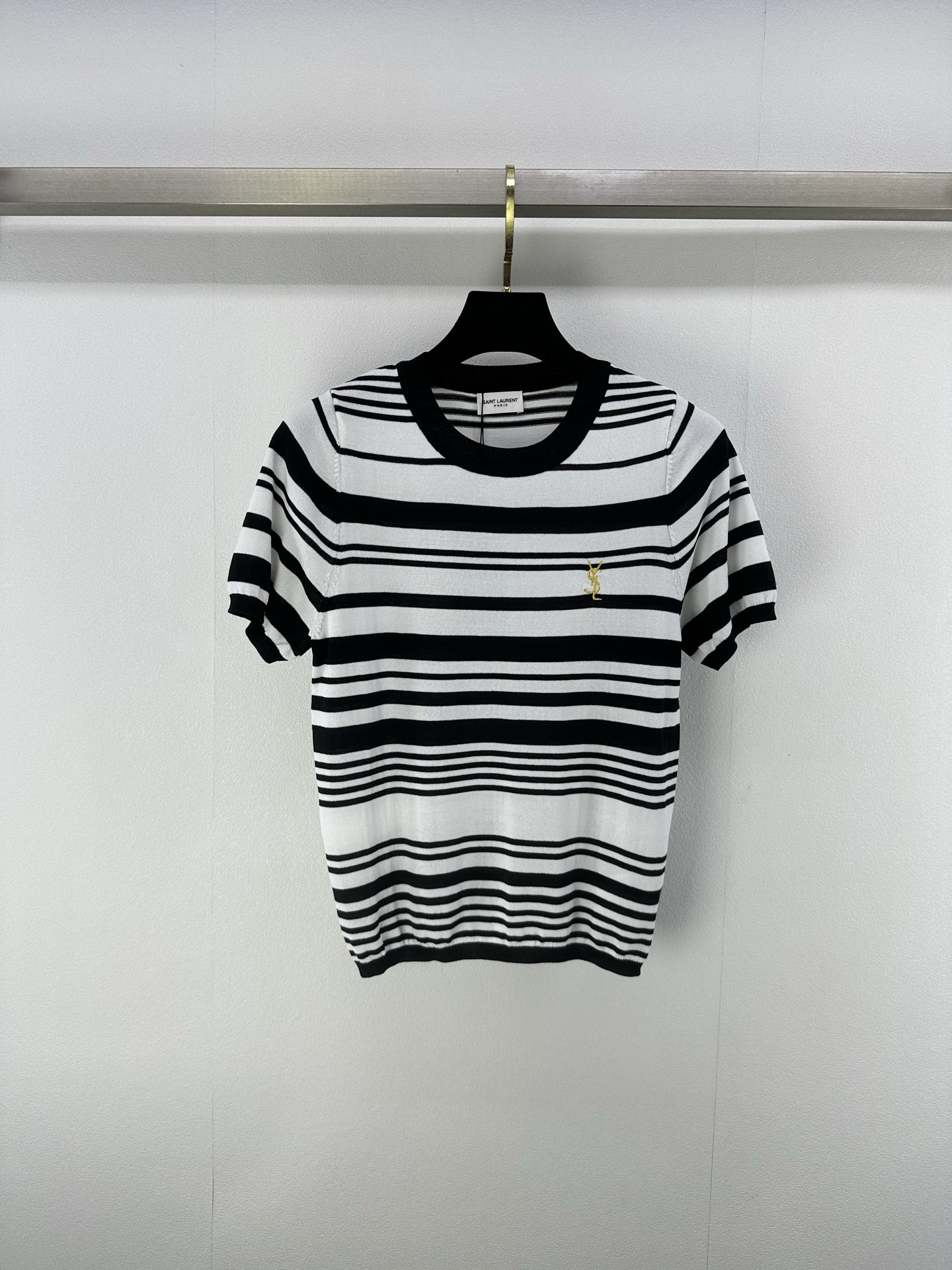 NO:419174,New details on YSL* 25 Spring and Summer Latest Letter Embroidery Striped Knitted Short Sleeves!  Customized YB silk wool yarn wool is soft and comfortable, fashionable and slimming. The golden logo letter embroidery on the chest shows the brand tone. The contrasting stripes all over the body are classic and durable!  2 color 3 code SML, saint laurent, T-shirt, alexander wang19860909YSL*上新细节 25 春夏最新字母刺绣条纹针织短袖！定制YB丝毛纱线织造 柔软舒适 洋气显瘦 胸前金色标志字母刺绣 彰显品牌调性 通体条纹撞色经典耐看！ 2色3码SML,,saint laurent,T-shirt,alexander wang,Women's clothing