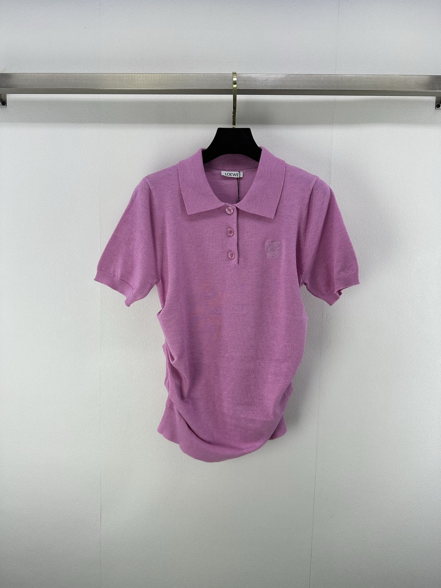 NO:417785,Loew* new details 25 spring and summer new knitted lapel short sleeves lapel three-breasted yb molded logo button decoration classic brand logo embroidery embellishment waist pleated design slim and fashionable versatile 2 colors 3 codes SML, loewe, T-shirt, alexander wang19860909Loew*上新细节 25 春夏新款针织翻领短袖 翻领三排扣yb开模logo纽扣装饰 经典品牌logo刺绣点缀 腰部褶皱设计 显瘦时髦百搭 2色3码SML,,loewe,T-shirt,alexander wang,Women's clothing