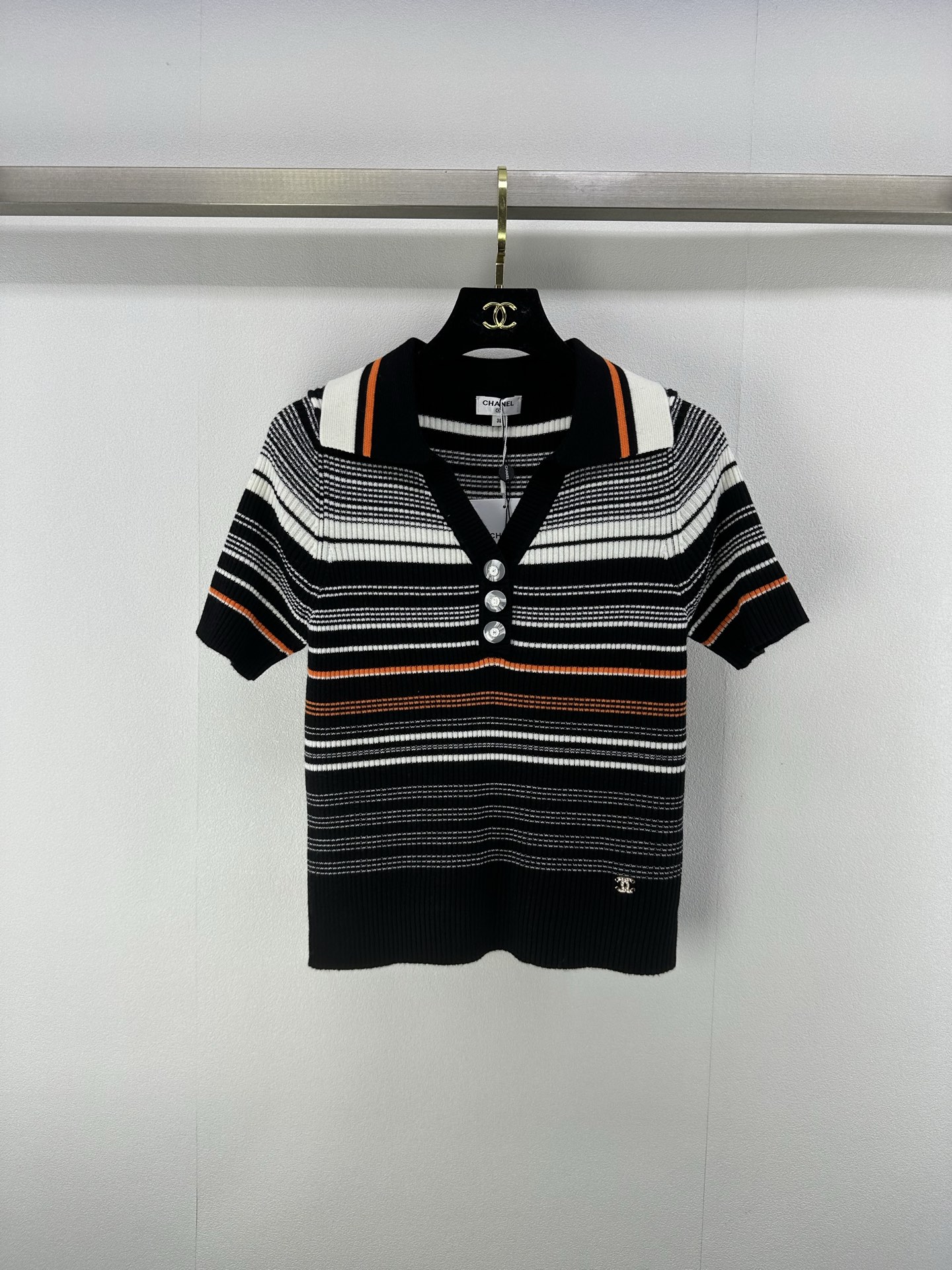NO:419182,CHANE* New Details 25 Spring and Summer Latest Striped Lapel Knit Short Sleeves!  Custom imported yarn weaving, texture is high-end and comfortable, full of elasticity, lapel short-sleeved V-shaped half-open design, striped edge decoration on the collar cuffs, front closure with double C button decoration, highlighting the brand personality, highlighting the high-end feeling of outfit, elasticity and tightness throughout the body, making the outfit look more refined, unrestrained, vertical pit strips make the outfit look slimmer, showing a relaxed tone, light and luxurious and fashionable temperament, 1 color 3 codes SML, chanel, T-shirt, alexander wang19860909CHANE* 上新细节 25 春夏最新条纹翻领针织短袖！定制进口纱线织造 质感高级舒适 弹力十足 翻领短袖V字半开襟设计 条纹边装点在领边袖口 前襟配合双C纽扣装饰 彰显品牌个性 凸显穿搭高级感 通体弹性松紧更显精致 不拘身材 竖坑条让穿搭更显瘦 尽显松弛调性 轻奢时髦气质 1色3码SML,,chanel,T-shirt,alexander wang,Women's clothing