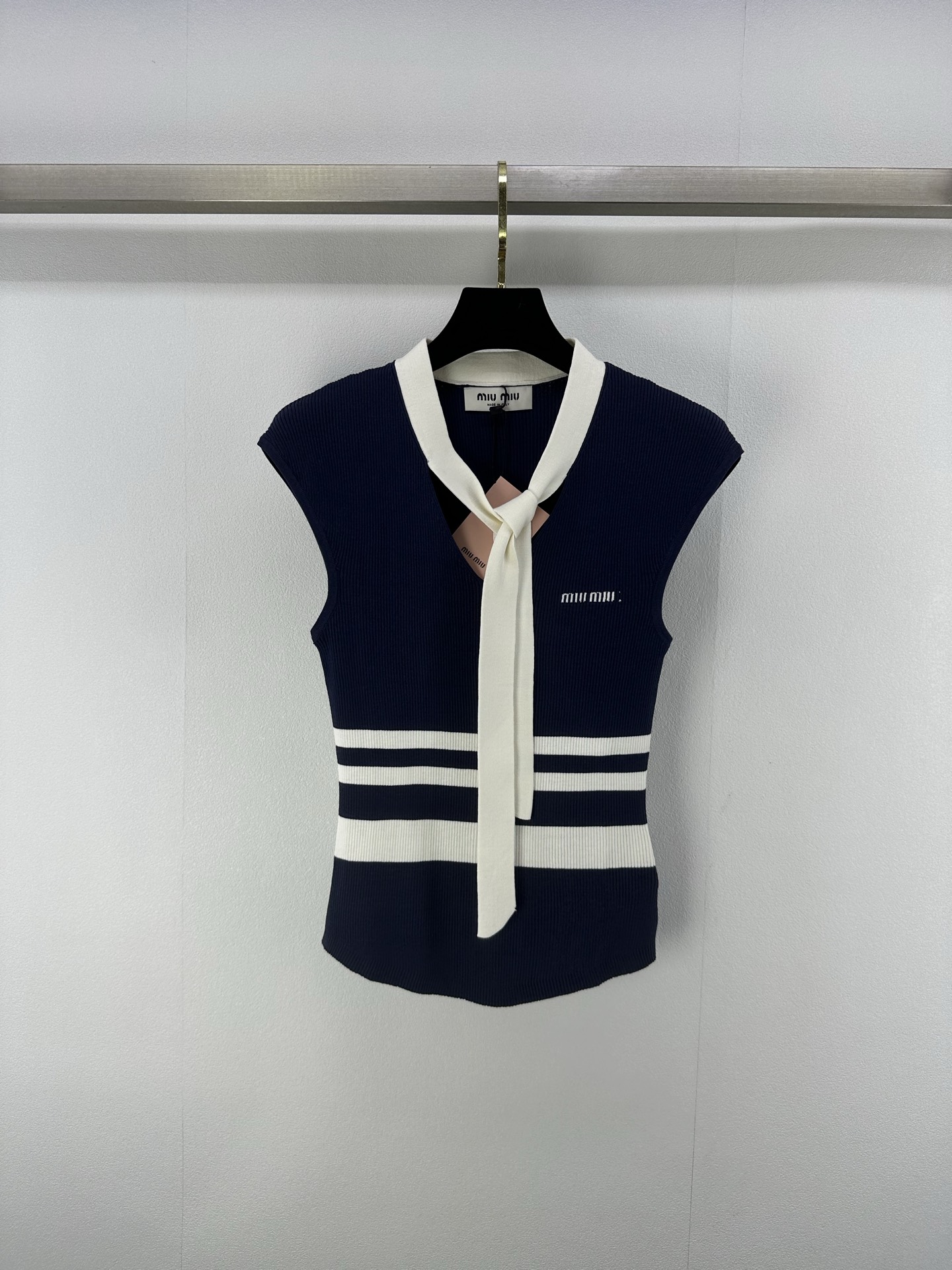 NO:417793,Miumi* new details 25 spring and summer new lace-up vest logo embellishment and decoration College style versatile girl. Whether it is paired with jeans to show casualness or skirts to attend elegant occasions, you can become the focus of fashion with unique design and excellent quality. The upper body looks slim and versatile 3 colors and 3 sizes SML, miumiu, skirts, jeans, alexander wang19860909miumi*上新细节 25 春夏新款系带背心 logo点缀修饰 学院风百搭少女 无论是搭配牛仔裤展现休闲随性 还是配半裙出席优雅场合 都能凭借独特设计与卓越品质成为时尚焦点 上身显瘦百搭 3色3码SML,,miumiu,skirts,jeans,alexander wang,Women's clothing