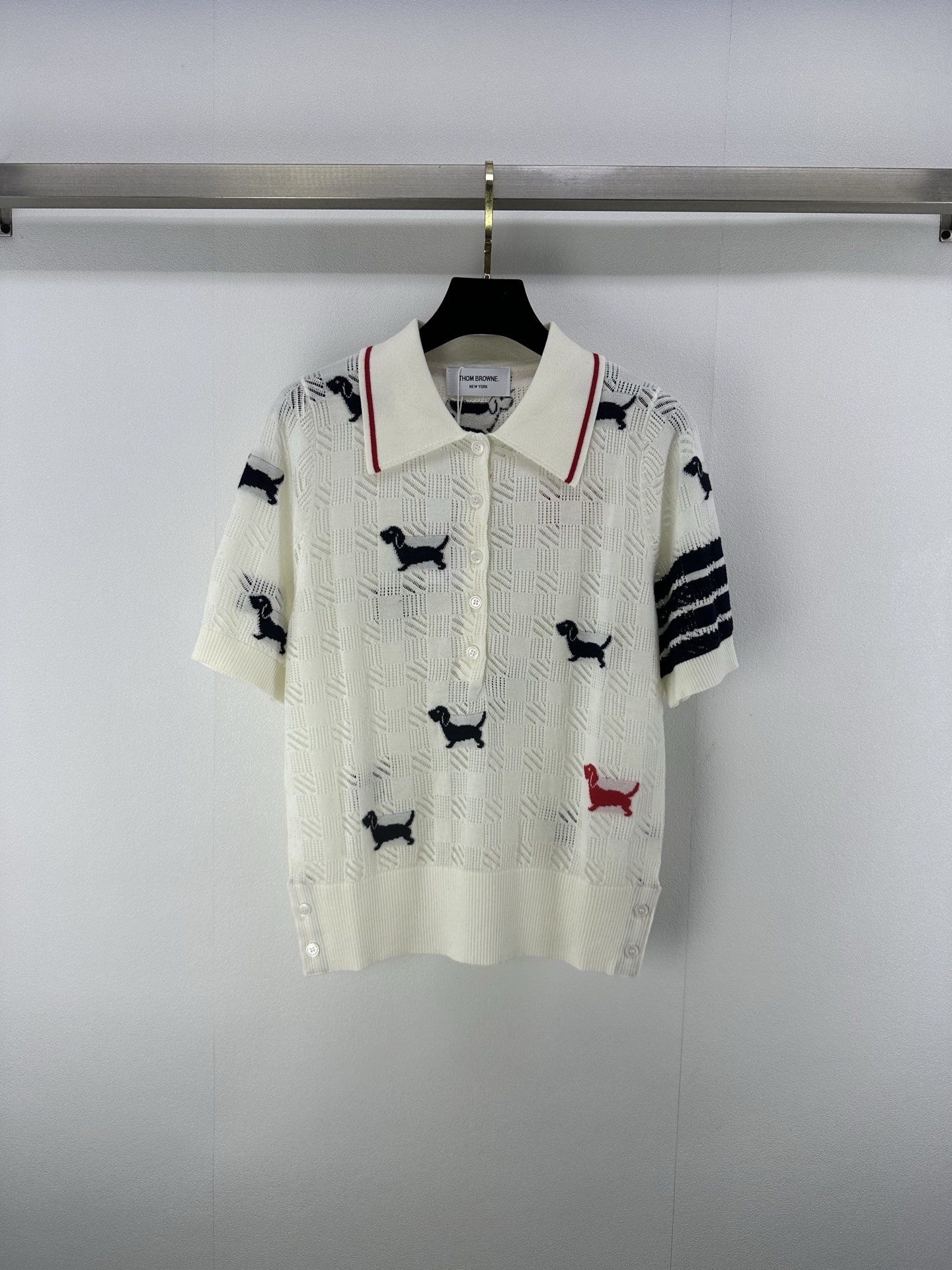 NO:417774,New details on Tb* 25 Spring and Summer Latest Contrast Jacquard Puppy Knitted Hollow Lapel Short Sleeves!  Customized YB knitted material, comfortable and soft, full texture, classic jacquard puppy pattern decoration, cute and age-reducing, advanced color matching adds vitality, upper body shows the college style, commuting and dates, 2 colors, 3 codes, SML, T-shirt, alexander wang19860909Tb*上新细节 25 春夏最新撞色提花小狗针织镂空翻领短袖！定制YB针织材质 舒适柔软 质感十足 经典提花小狗图案装饰 可爱减龄 高级配色增添活力造型 上身尽显学院风格 通勤约会都 2色3码SML,,T-shirt,alexander wang,Women's clothing