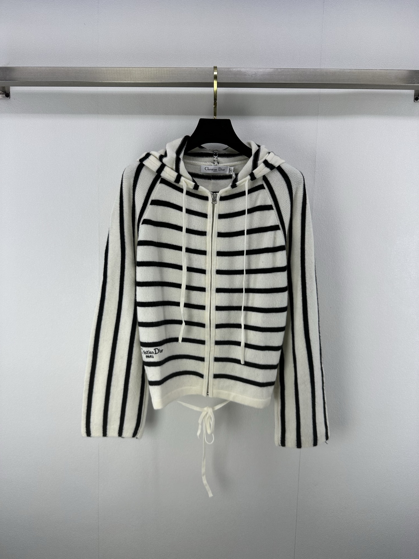 NO:417822,New details on Dio* 25 New summer striped cardigan zipper hooded long sleeves, made of off-white and black contrasting stripes, embroidered with brand logo embroidery, is full of details and full of high-end feel!  Whether paired with jeans or skirts, you can easily wear a good figure!  Moreover, the striped design of this cardigan also has the effect of elongating the body. The hem can be waist-retracted. It is easy to control when traveling or gatherings. 1 color and 3 codes SML, dior, skirts, jeans, hats, alexander wang19860909Dio*上新细节 25 夏季新款条纹开衫拉链连帽长袖 米白色和黑色撞色条纹制作,品牌标识刺绣的点缀,简直是细节满满,高级感爆棚！不管是搭配牛仔裤还是半身裙,都能轻松穿出好身材！而且这款羊毛衫的条纹设计还有拉长身形的效果 衣摆可收腰设计 日常出行或聚会轻松驾驭 1色3码SML,,dior,skirts,jeans,hats,alexander wang,Women's clothing