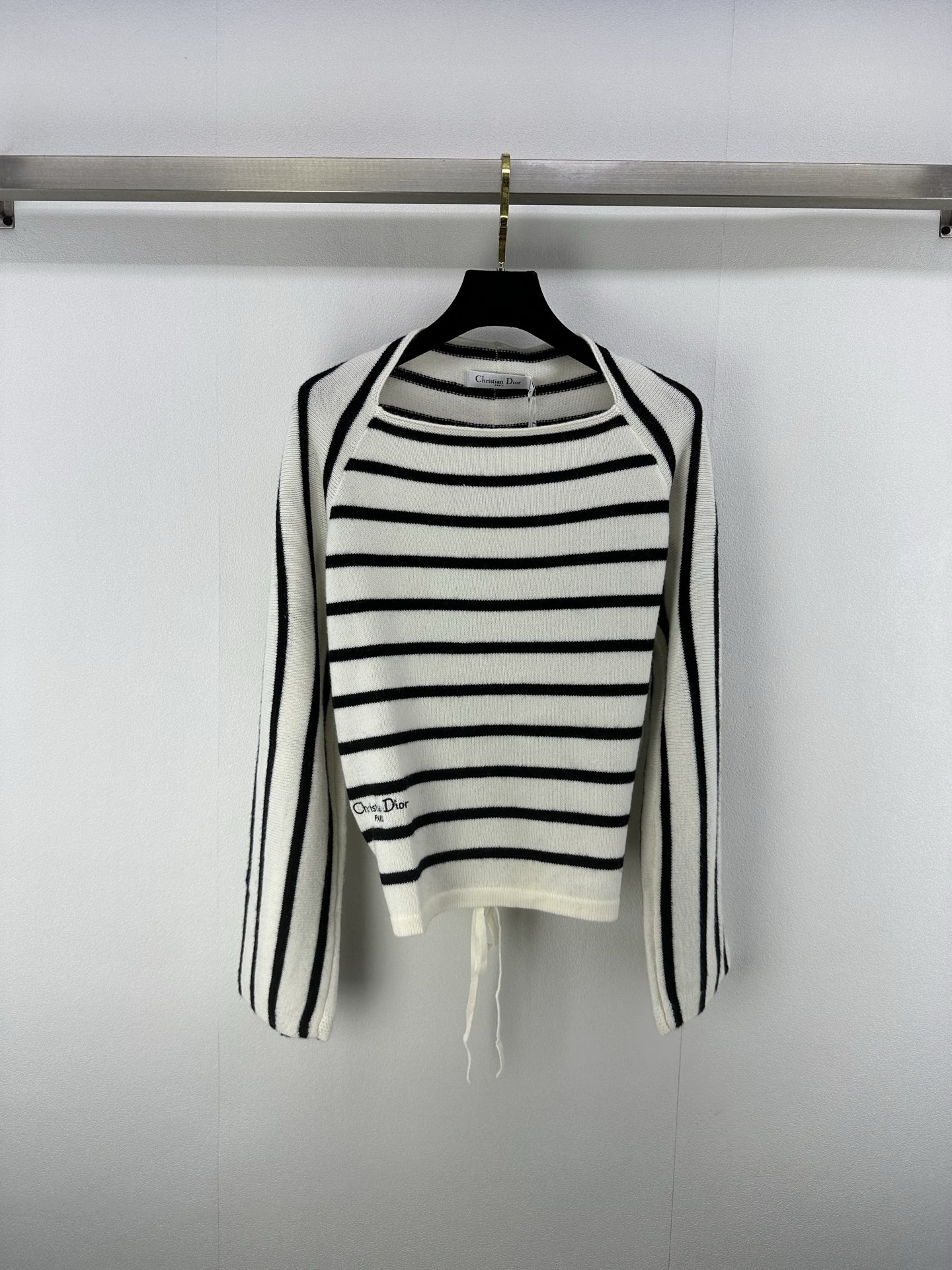 NO:417746,New details on Dior* 25 New summer striped square collar long sleeves, made of off-white and black contrasting stripes, embroidery of brand logo embroidery, is full of details and full of high-end feel!  Whether paired with jeans or skirts, you can easily wear a good figure!  Moreover, the striped design of this cardigan also has the effect of elongating the body. The hem can be waist-retracted. It is easy to control when traveling or gatherings. 1 color and 3 codes SML, dior, skirts, jeans, alexander wang19860909Dior*上新细节 25 夏季新款条纹方领长袖 米白色和黑色撞色条纹制作,品牌标识刺绣的点缀,简直是细节满满,高级感爆棚！不管是搭配牛仔裤还是半身裙,都能轻松穿出好身材！而且这款羊毛衫的条纹设计还有拉长身形的效果 衣摆可收腰设计 日常出行或聚会轻松驾驭 1色3码SML,,dior,skirts,jeans,alexander wang,Women's clothing