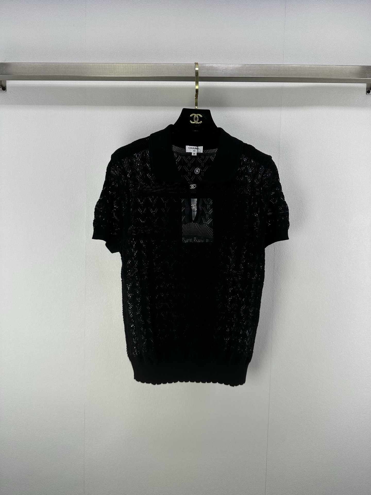 NO:417755,New details on CHANE* 25 New summer hollow lapel short sleeves. Chanel, heavy craftsmanship hollow woven short sleeves. Edge wrapping, luxurious and high-end temperament. Original custom invisible metal hook buckle design, versatile style, not picky and fashionable and high-end!  What a gentle short-sleeved sleeve. Both the style and the fabric are very textured, like moonlight, white, so clear. The heroine of the gentle French movie is the visual feeling. The crochet is beautiful and romantic~ The customized yarn is delicate and texture is super awesome!  Sweet girl with elegant temperament ~ healing high appearance, 3 colors and 3 codes SML, chanel, chanel, T-shirt, alexander wang19860909CHANE*上新细节 25 夏季新款镂空翻领短袖 人间香奈儿,重工艺镂空编织短袖.包边工艺,气质奢华又高级.原版定制隐形金属勾扣设计,收口版型百搭不挑人时髦又高级！好温柔的短袖.无论是版型还是面料都很有质感 如月光般的白色好有清透感 温柔法式电影女主即视感 钩织唯美浪漫～定制的纱线细腻质感超级棒！气质优雅的甜美少女～治愈系高颜值, 3色3码SML,,chanel,chanel,T-shirt,alexander wang,Women's clothing