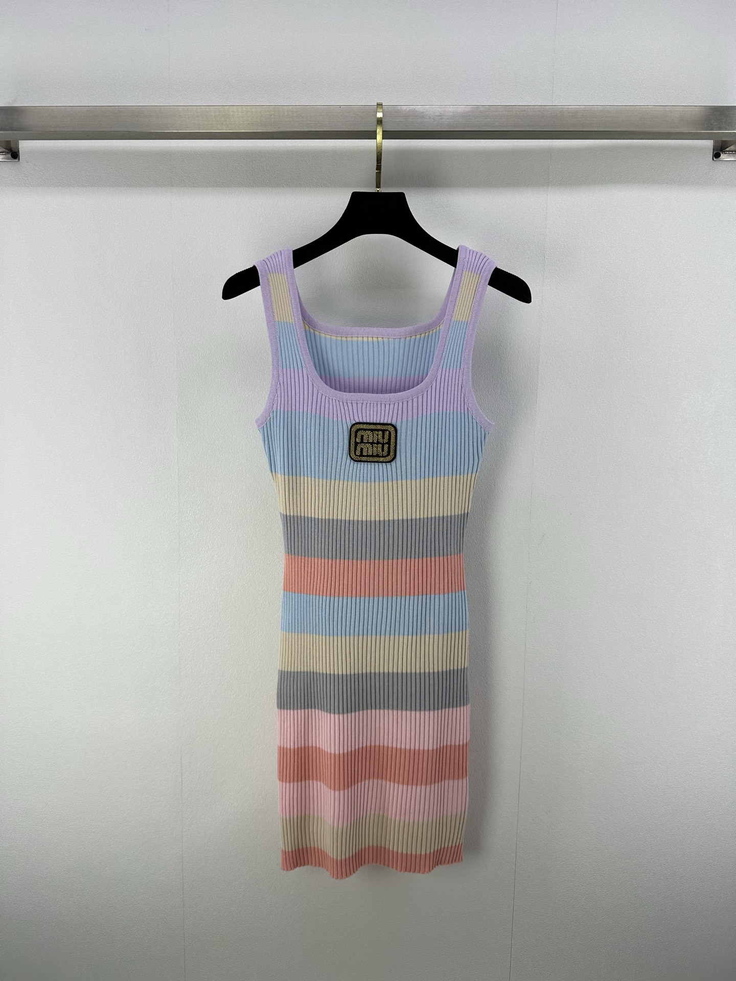 NO:417763,Miumi* new details 25 new summer rainbow vest skirt. Logo on chest positioning. Temperament square neckline celebrity style fashionable and high-end!  Slim fit style makes you look slim!  Imported fine needle wool blended yarn has a super delicate and soft feel, classic, not picky, exquisite, simple, slim and versatile!  1 color 3 code SML, miumiu, skirts, alexander wang19860909miumi*上新细节 25 夏季新款彩虹背心裙.胸前定位徽标 气质方领名媛风时髦又高级！修身版型显瘦绝绝子！进口细针羊毛混纺纱线超级细腻柔软的手感,经典不挑人精致简洁上身显瘦又百搭！ 1色3码SML,,miumiu,skirts,alexander wang,Women's clothing