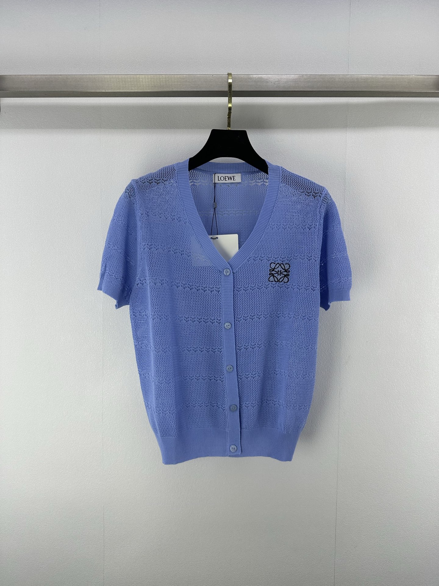 NO:420799,0210loew* New details 25 Spring and summer latest hollow v-neck short sleeves!  The fabric is delicate and soft, sagging and refreshing, exquisite knitted short-sleeved style, embroidered with letters and logo patterns on the chest, strong retro college style, playful and age-reducing, easy to control when traveling or gatherings!  2 color 3 code SML, loewe, T-shirt, alexander wang198609090210loew*上新细节 25 春夏最新镂空v领短袖！ 面料细腻柔软 垂顺冰爽 精致针织短袖版型 胸前刺绣点缀字母徽标图案 复古学院风格强烈 俏皮减龄显白 日常出行或轻松聚会轻松驾驭！ 2色3码SML,,loewe,T-shirt,alexander wang,Women's clothing